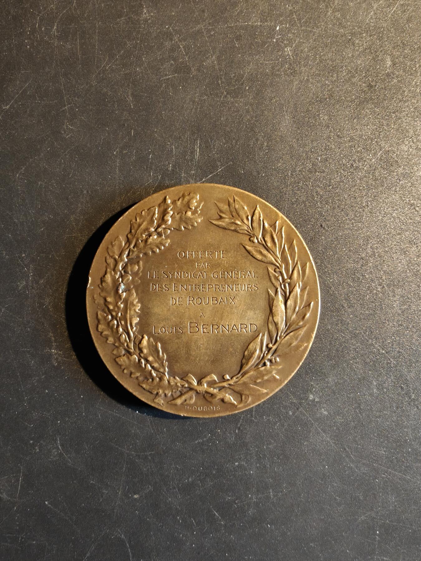 老王徽章第167期 法国鲁贝总承包商辛迪加大铜章     直径50mm.    重量62.3g