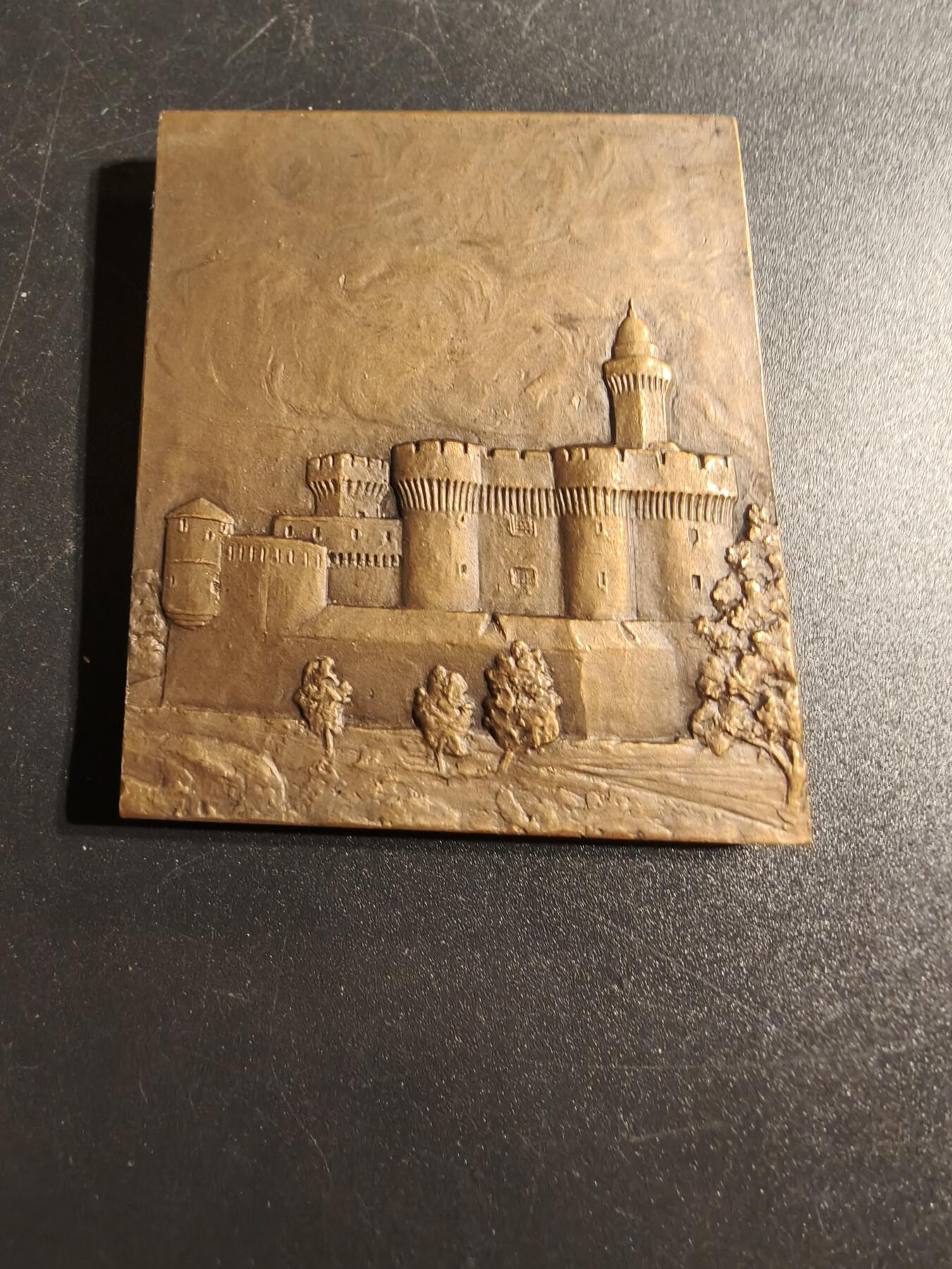 老王徽章第167期 法国19世纪加泰罗尼亚传统女性方形大铜章     高浮雕     尺寸52×63mm.     重量130g