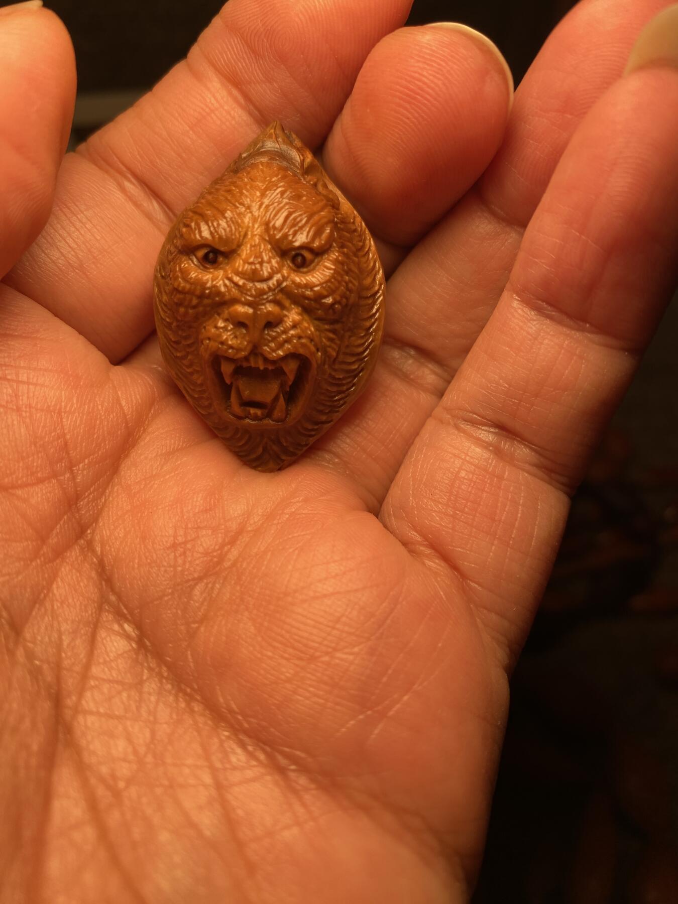 中国非物质文化遗产，苏工核雕 福利苏工核雕纯手工雕刻，老苏工君临天下，狮虎兽，个性十足，表情丰富，等待有缘人，市场无同款，尺寸2。6x3.95喜欢的来