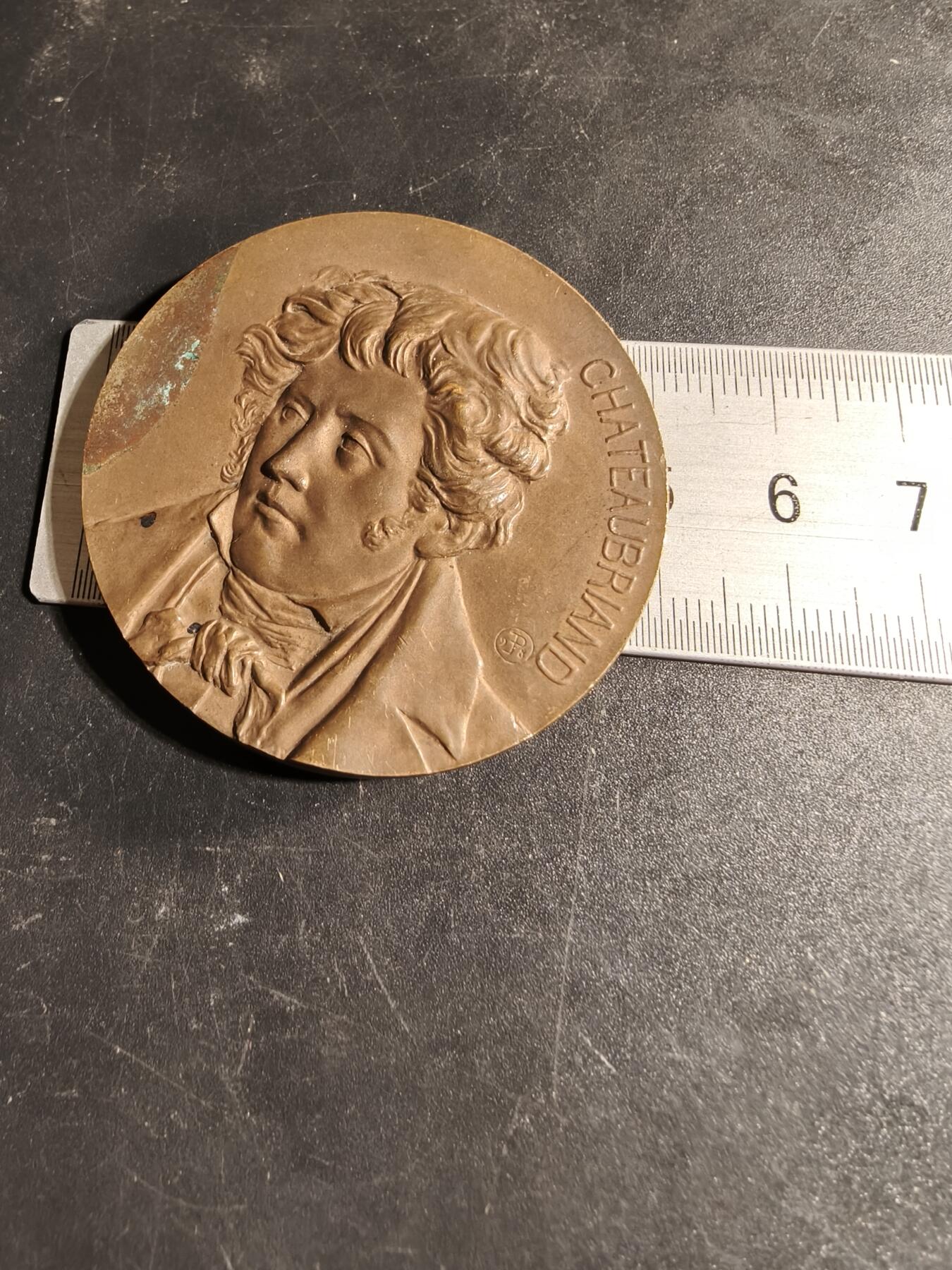 老王徽章第167期 法国布列塔尼藏书家协会大铜章    正面为法国19世纪著名作家夏多布里昂    直径50mm.    重量59g