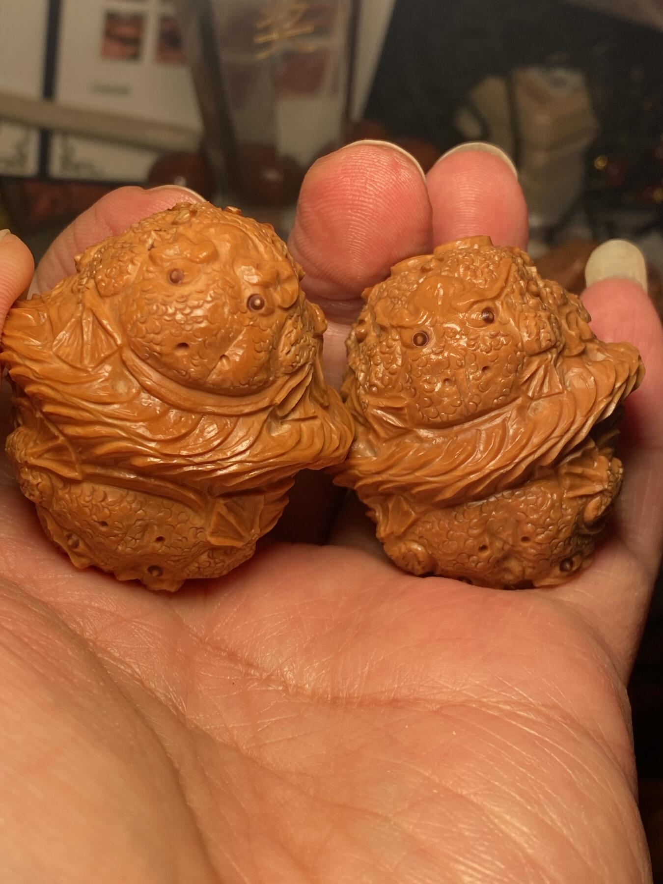 中国非物质文化遗产，苏工核雕 福利苏工核桃雕纯手工雕刻，老苏工招财进宝，蛤蟆，个性十足，表情丰富，等待有缘人，市场无同款，尺寸4。3喜欢的来