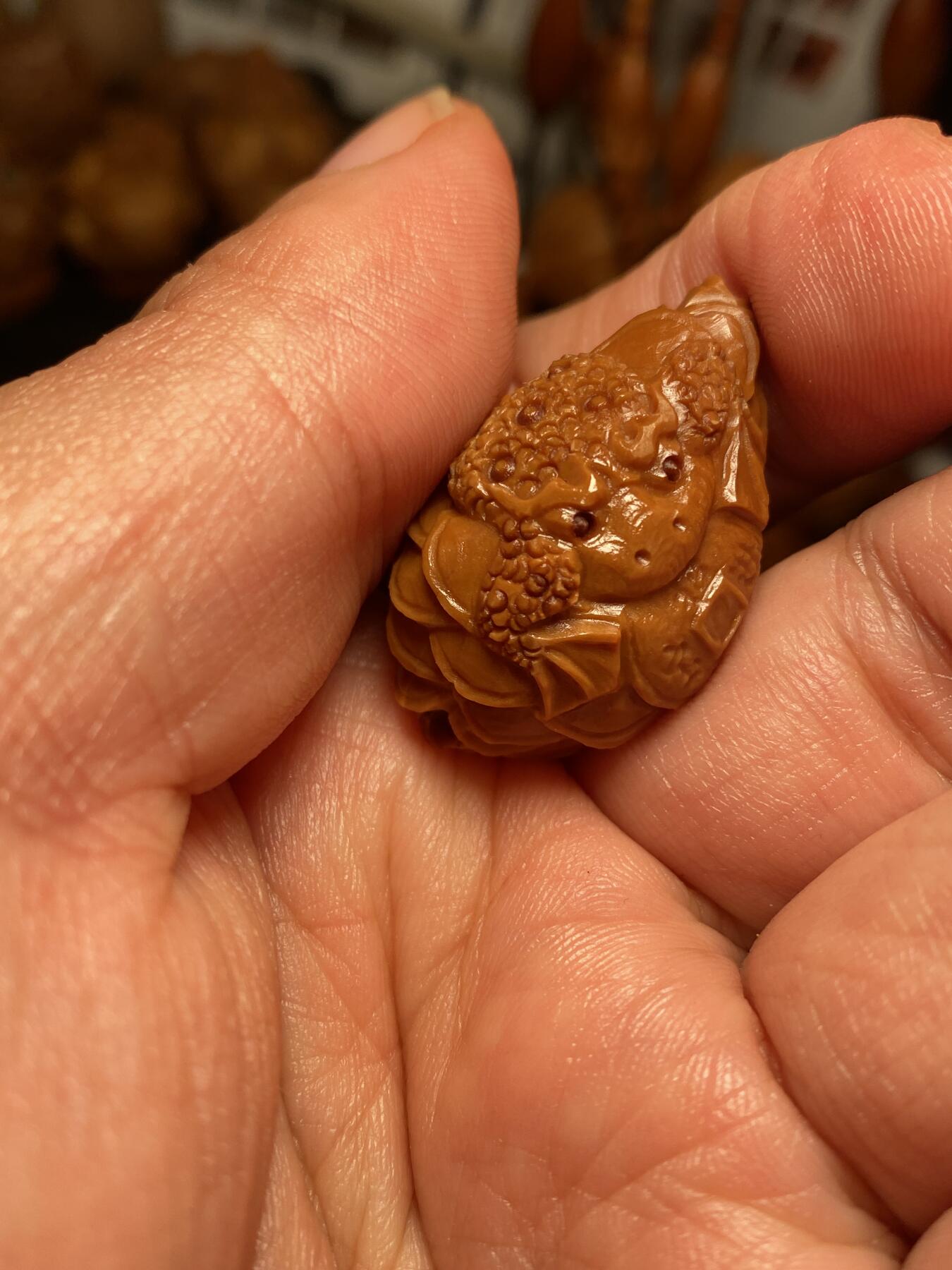 中国非物质文化遗产，苏工核雕 福利苏工核雕，纯手工雕刻，老苏工好运连连，招财进宝，金蟾，个性十足，等待有缘人，市场无同款，尺寸2。15x3.3喜欢的来