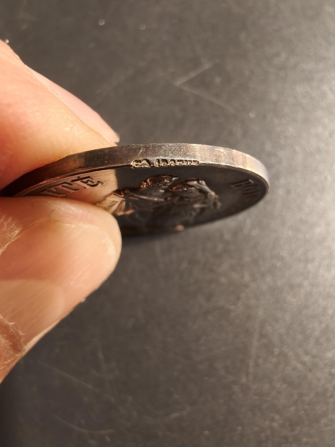 老王徽章第167期 法国银婚章    带边铭背铭    1886年    950银镀金    直径32mm.   重量15.6g