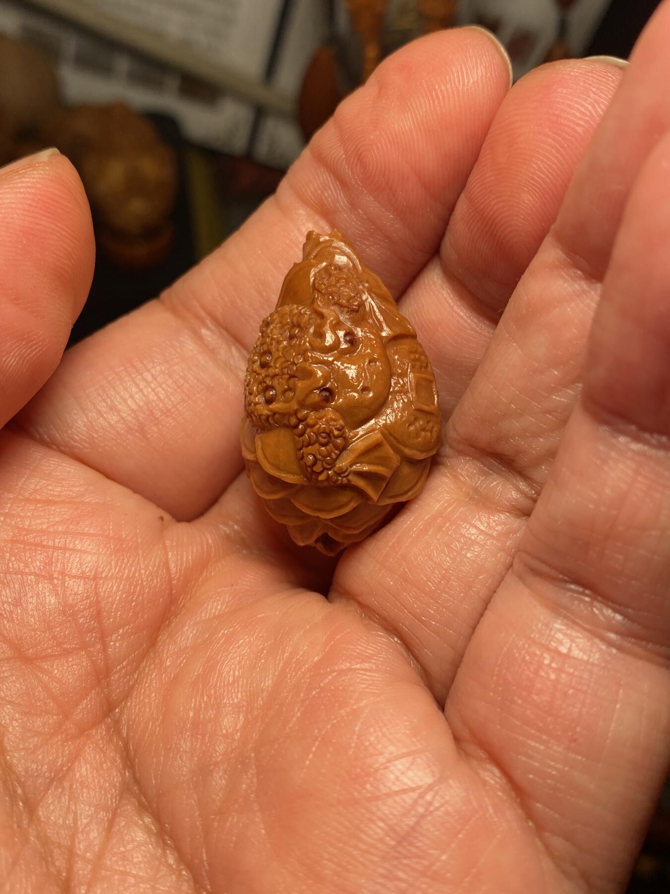 中国非物质文化遗产，苏工核雕 福利苏工核雕，纯手工雕刻，老苏工好运连连，招财进宝，金蟾，个性十足，等待有缘人，市场无同款，尺寸2。15x3.3喜欢的来