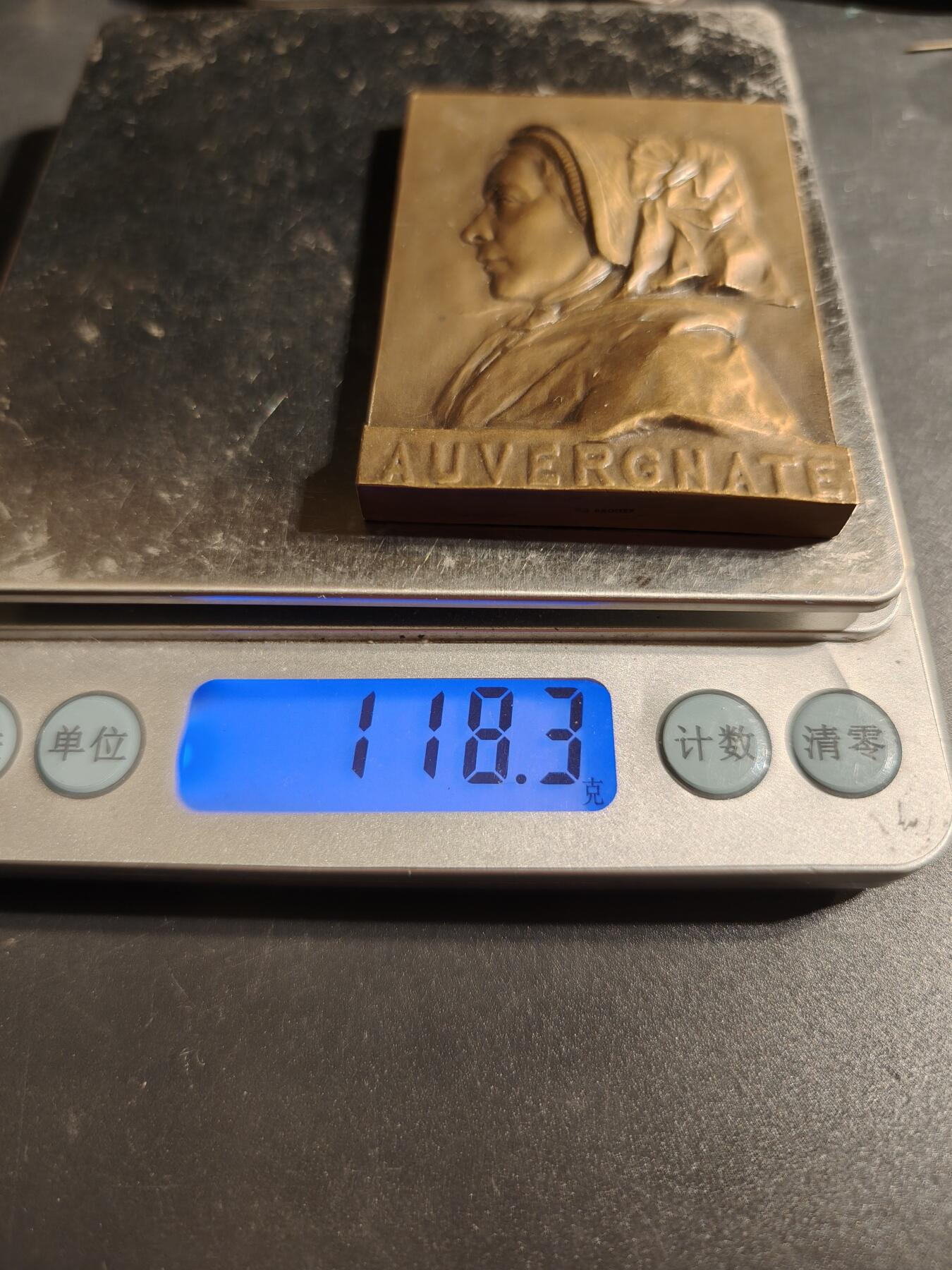 老王徽章第167期 法国奥浮涅传统女性方形大铜章     高浮雕     尺寸64×46mm.    重量118.4g