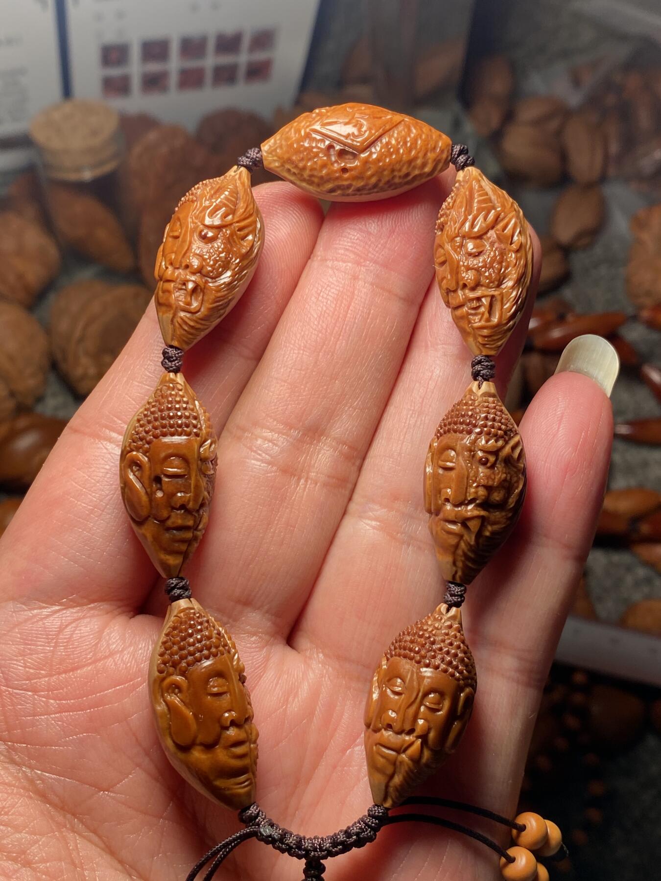 中国非物质文化遗产，苏工核雕 福利苏工核雕，纯手工雕刻，老苏工20年老核一念之间，个性十足，等待有缘人尺寸1。4x2.75喜欢的来