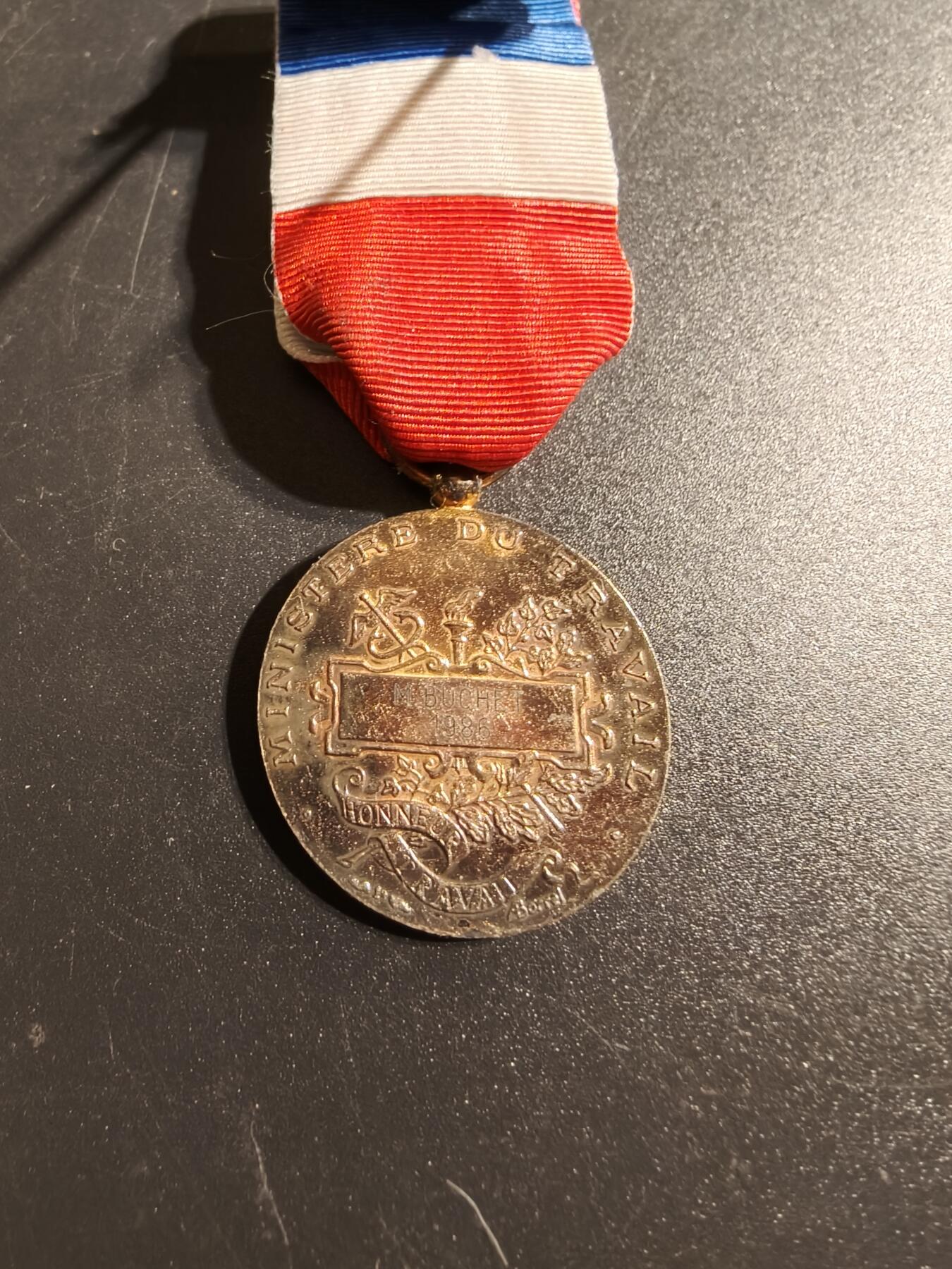 老王徽章第167期 法国金级劳工奖章    950银镀金     13.8g