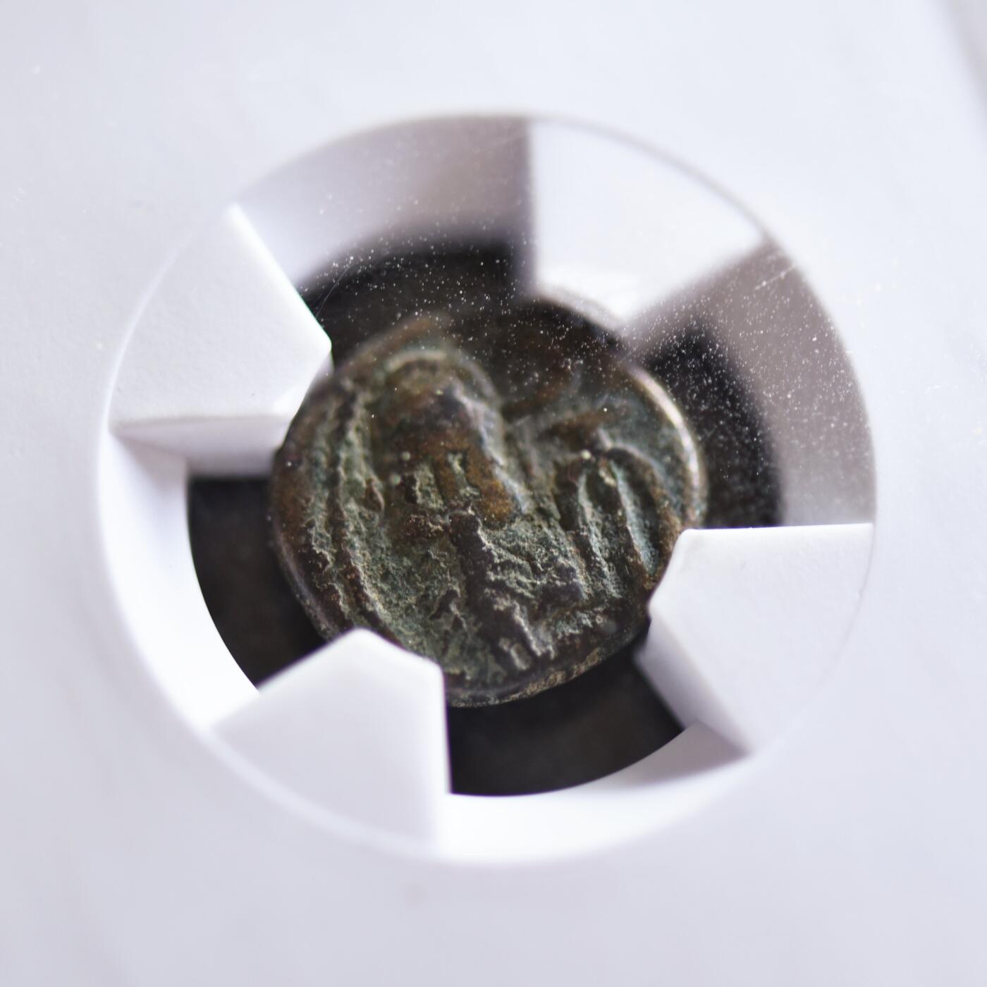 【良泉】【2025年最后一场】12月18日晚19.30点开拍！188组【直播场】西方古代钱币、丝路杂项、印章！ 【藏家出品A】公元106-130年，埃兰王国的奥罗德斯二世打制，背面为天空之神贝罗斯（Belos）和阿拉米铭文。一德拉克马铜币，3.4克