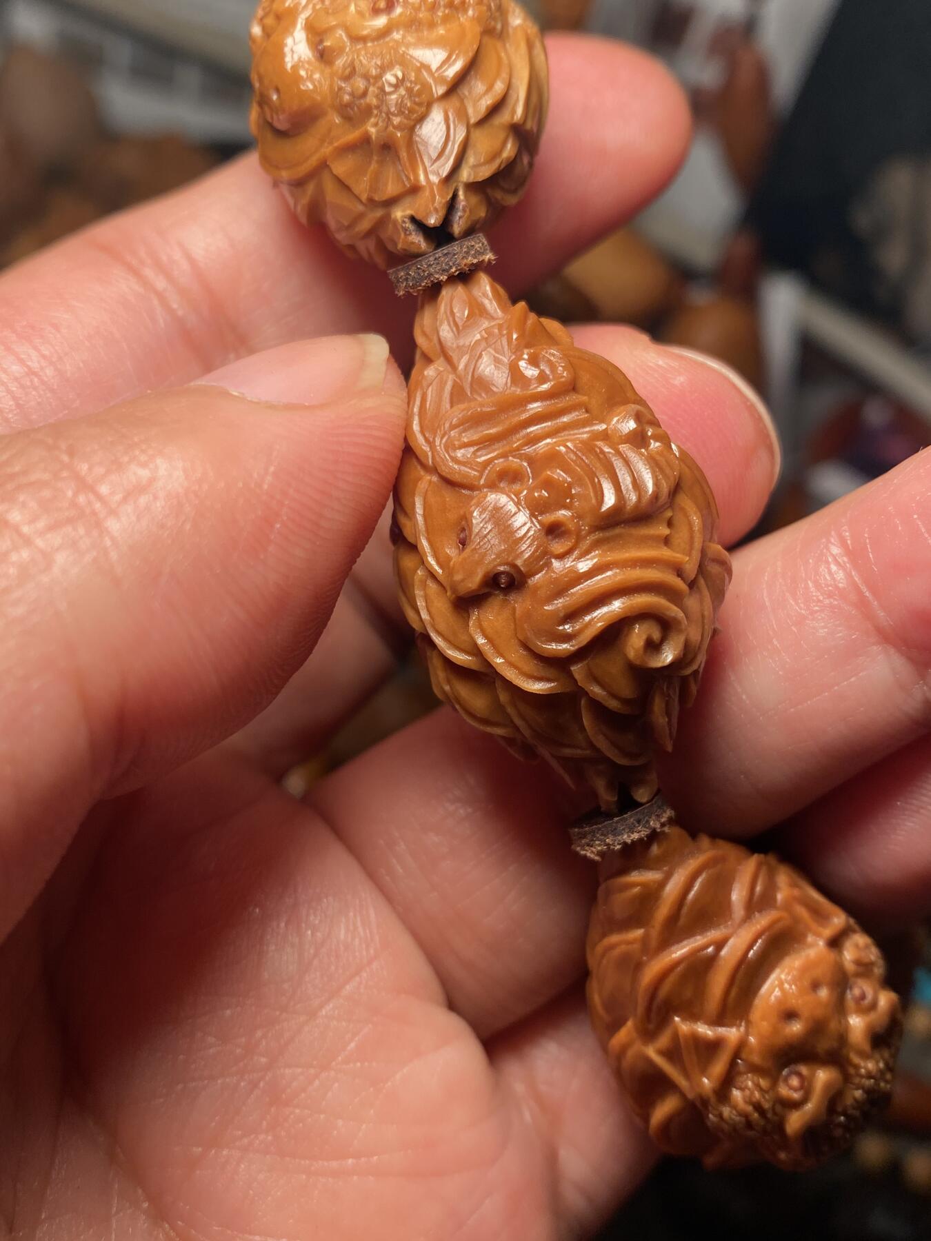 中国非物质文化遗产，苏工核雕 福利苏工核雕，纯手工雕刻，老苏工全刀工深雕，招财进宝，7星金蟾，个性十足，等待有缘人，市场无同款，尺寸2。15x3.5喜欢的来