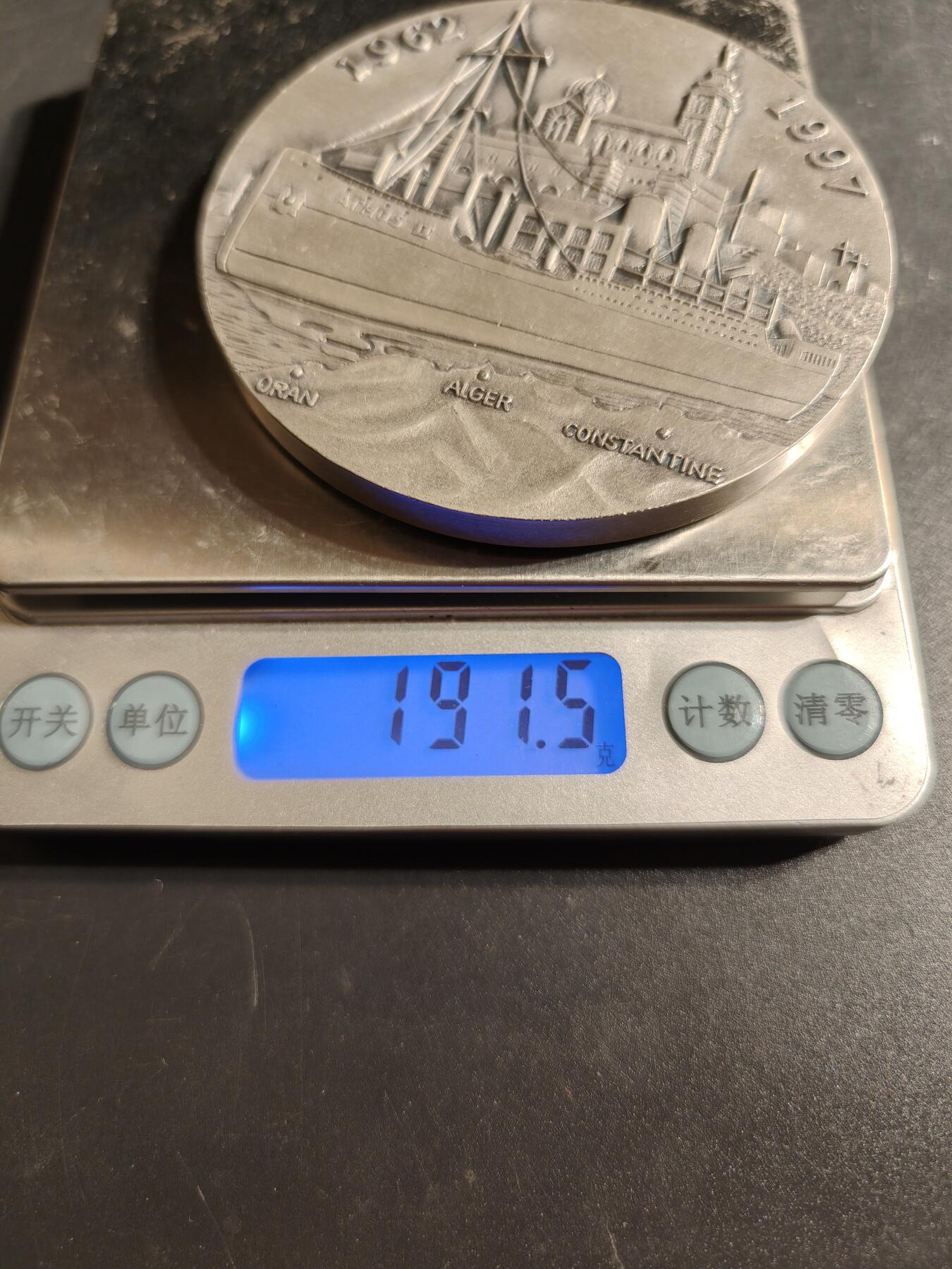 老王徽章第167期 法国全国退伍老兵协会阿尔及利亚战争停火35周年纪念章     原盒      直径78mm.    重量191.5g