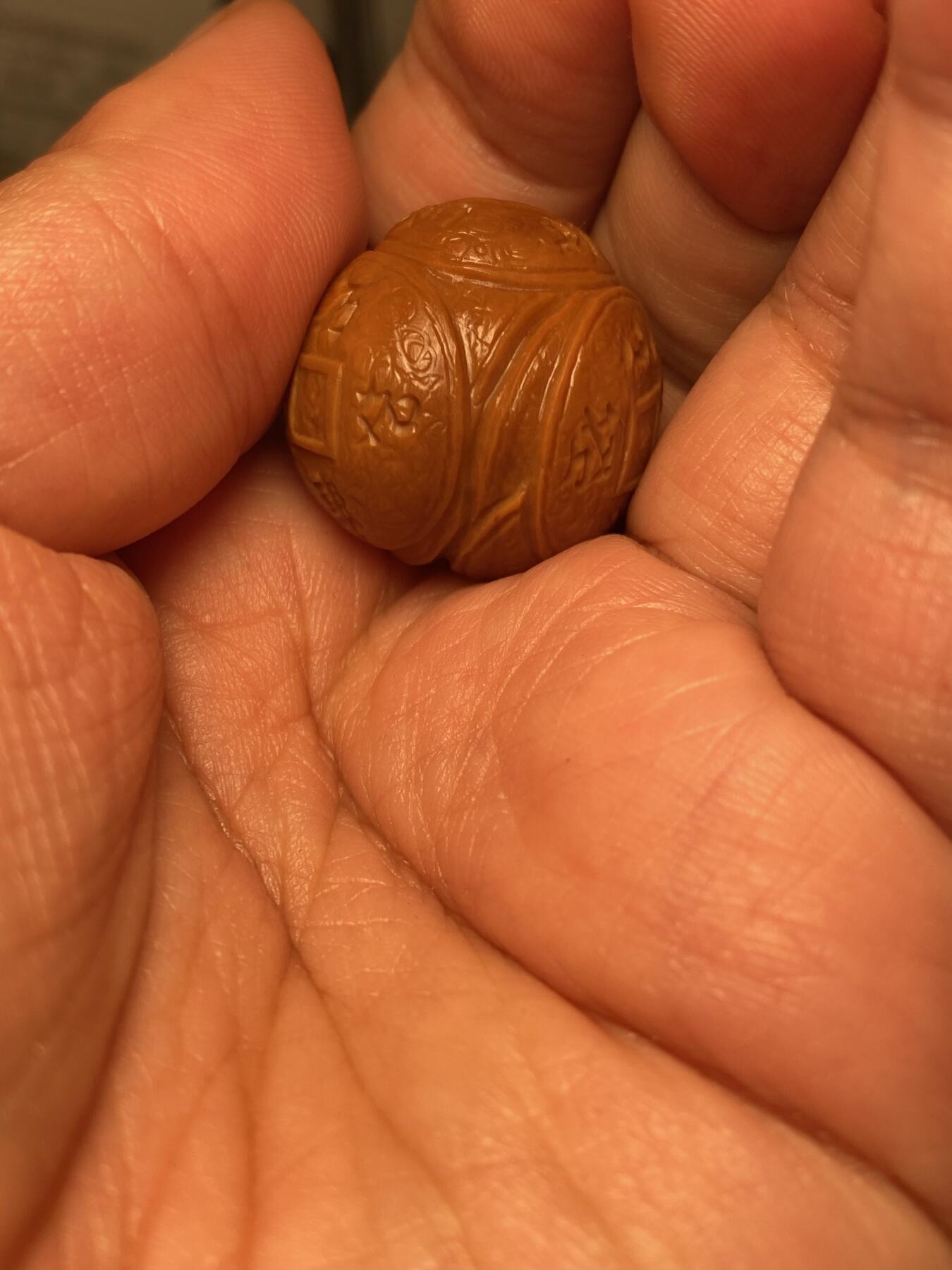 中国非物质文化遗产，苏工核雕 福利苏工核雕，纯手工雕刻，老苏工财源滚滚，个性十足，等待有缘人，市场无同款，尺寸2。5x2.5喜欢的来