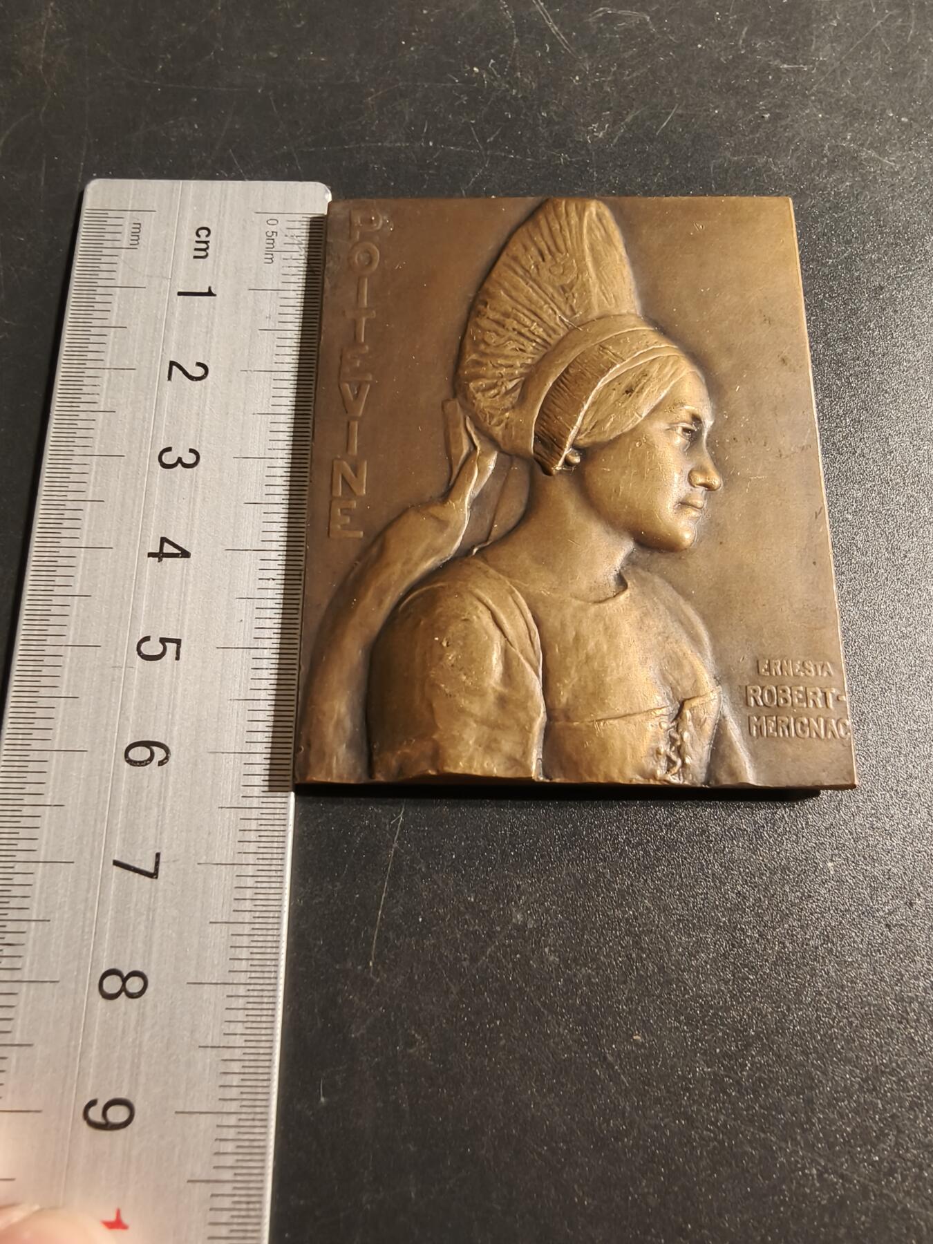 老王徽章第167期 法国波瓦图传统女性方形大铜章     高浮雕     尺寸64×48mm.    重量123.9g