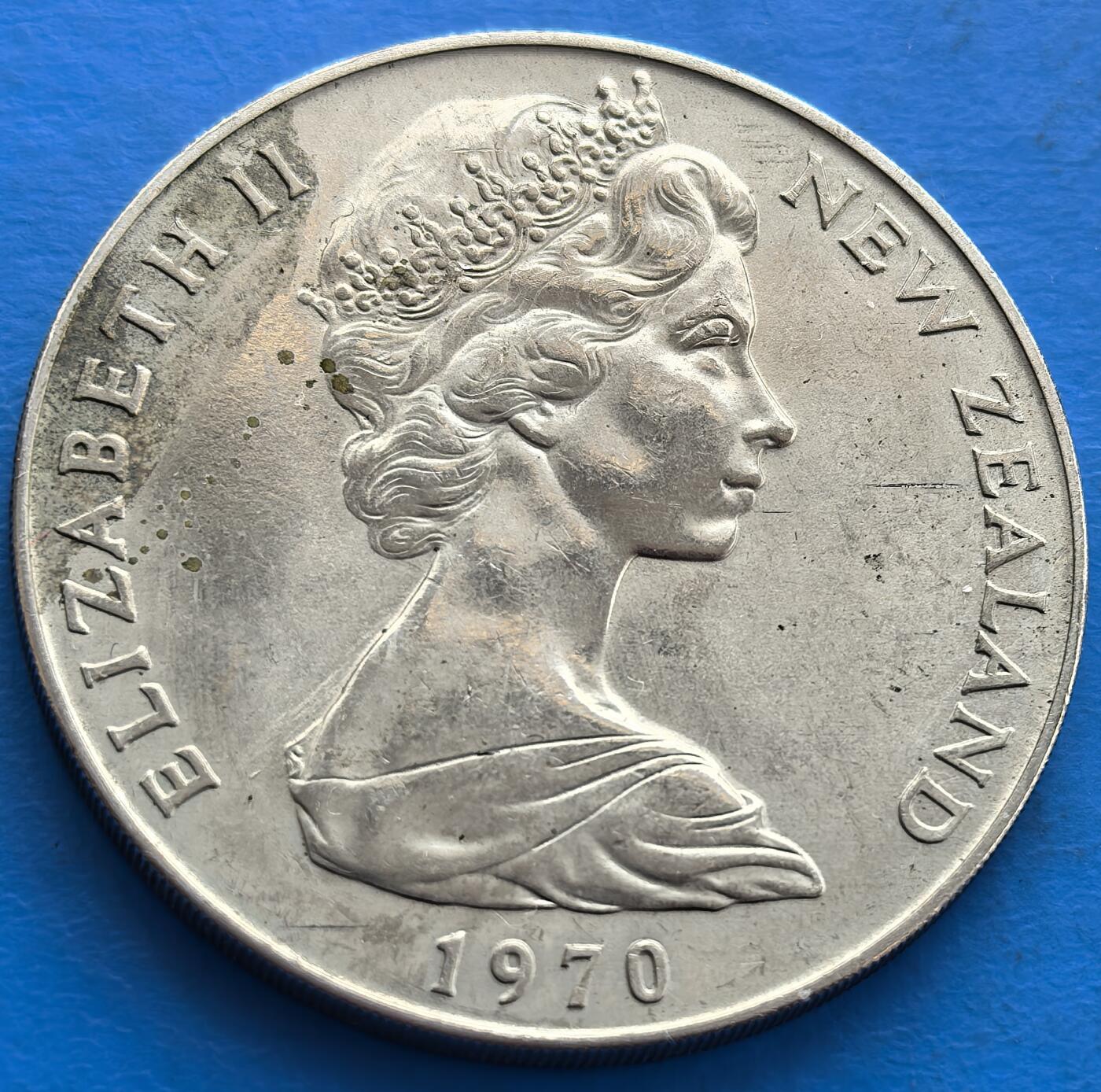 外国优质老铜币银币，周六九点倒数截拍，满百包邮，可寄存半年，喜欢朋友微信扫描二维码可直接参拍 新西兰1970年巍峨的库克山1元克朗型纪念币