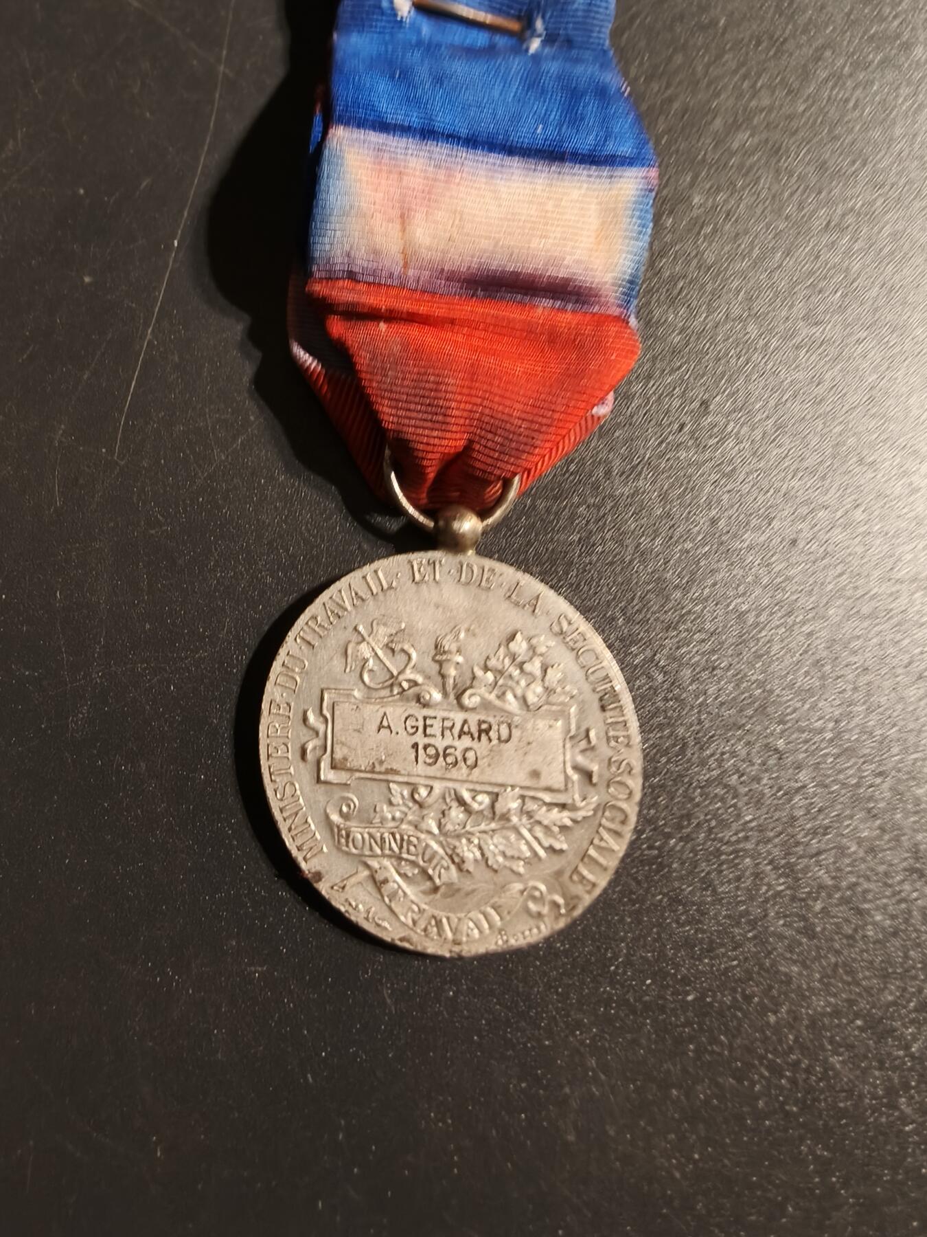 老王徽章第167期 法国银级劳工奖章    950银      12g