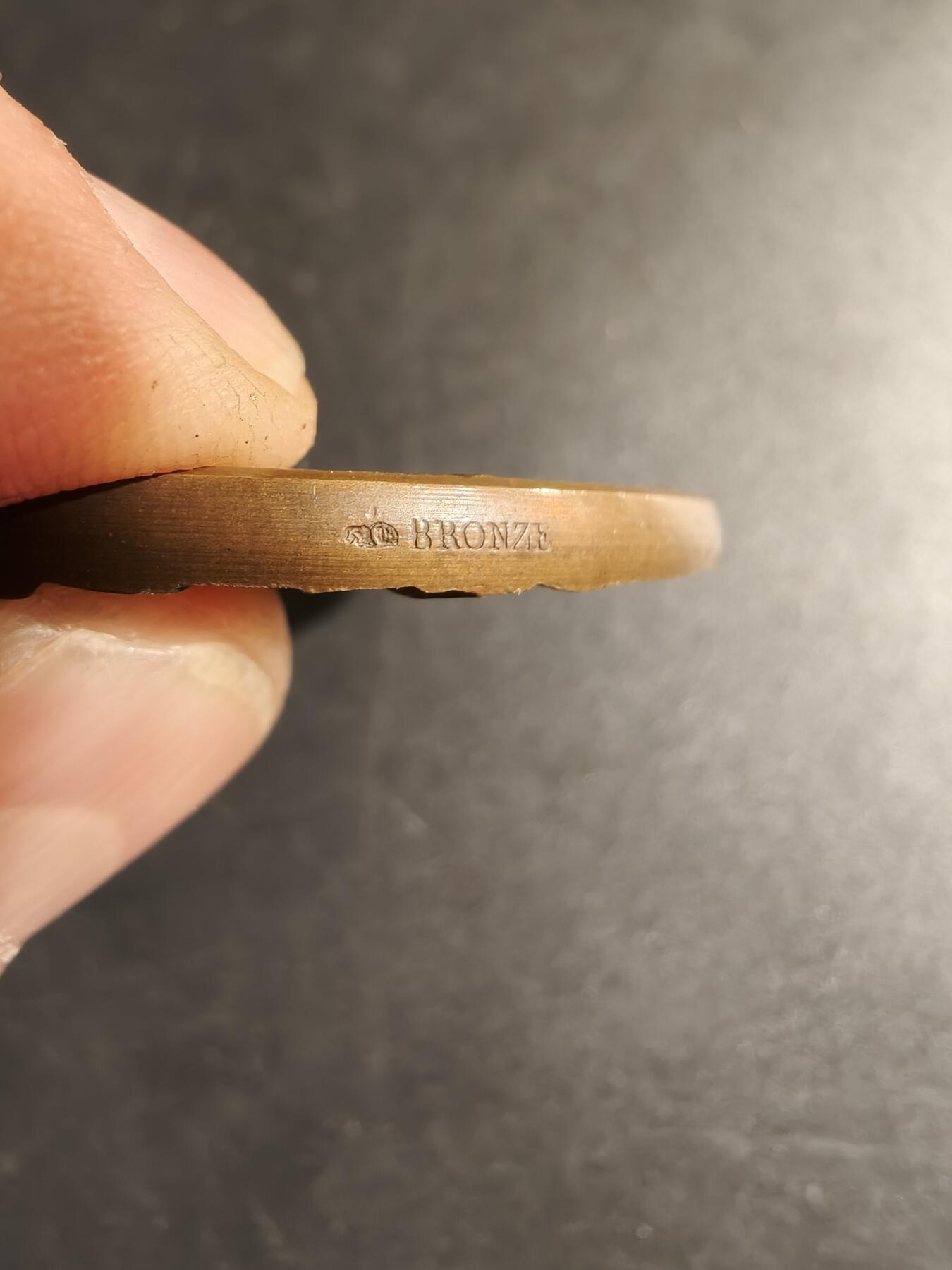 老王徽章第167期 法国布列塔尼藏书家协会大铜章    正面为法国19世纪著名作家夏多布里昂    直径50mm.    重量59g