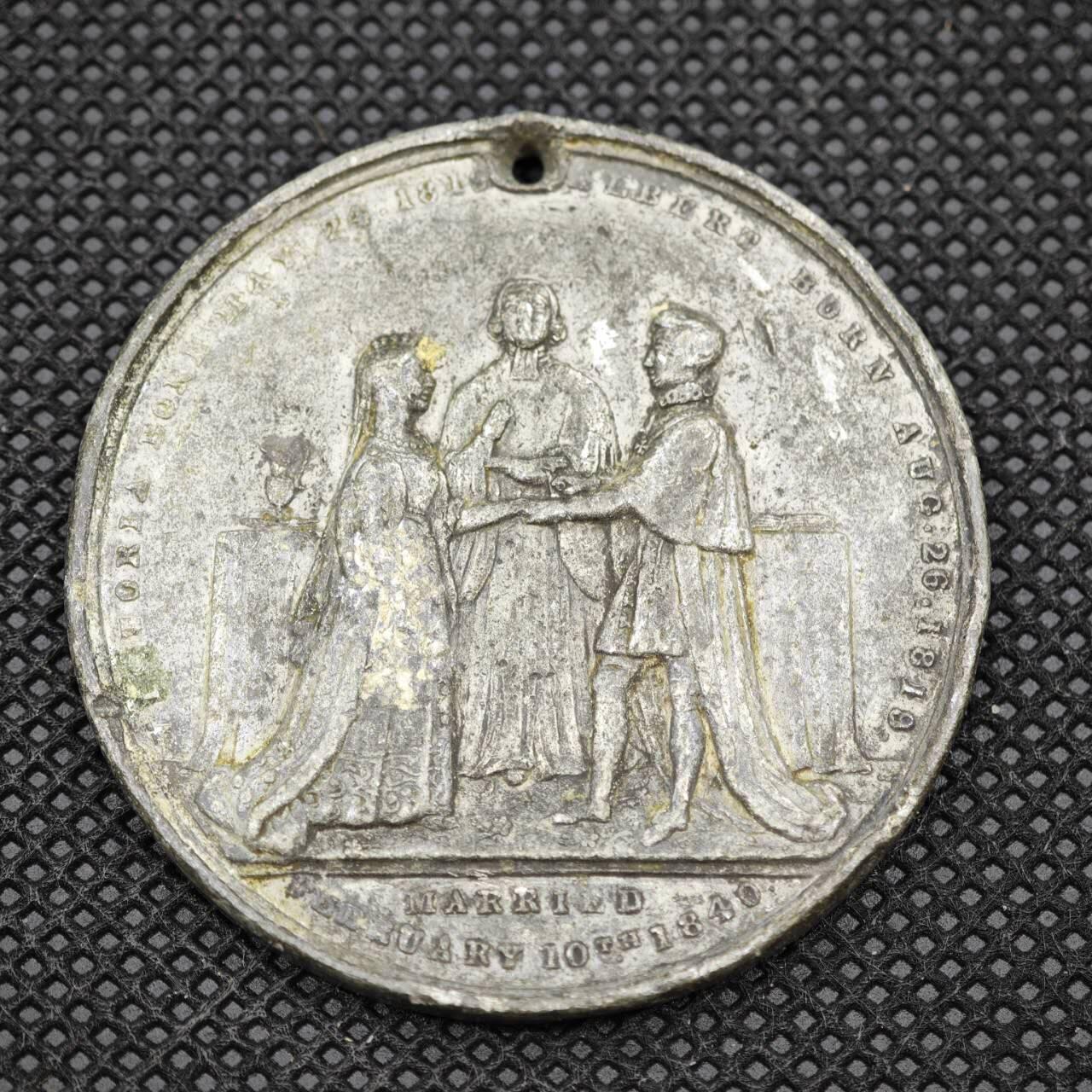 【淘币小摊】限时拍第八百一十六拍  纪念章场  满百包邮可预留两周  周一统一发货  英国维多利亚大婚奖章直径43mm