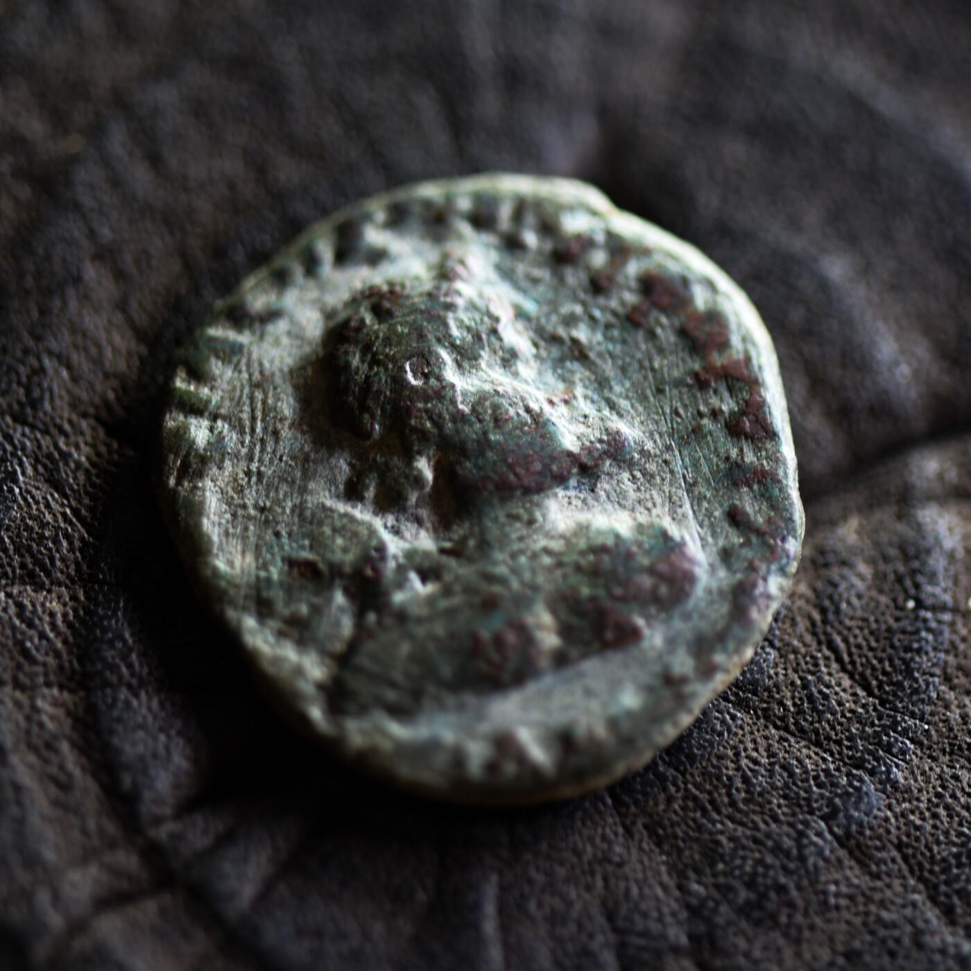 【良泉】【2025年最后一场】12月18日晚19.30点开拍！188组【直播场】西方古代钱币、丝路杂项、印章！ 公元前115-95年【印度·希腊】普什卡拉瓦蒂造币厂，正面宙斯半身像，反面双子座帽子和棕榈枝，5.11克