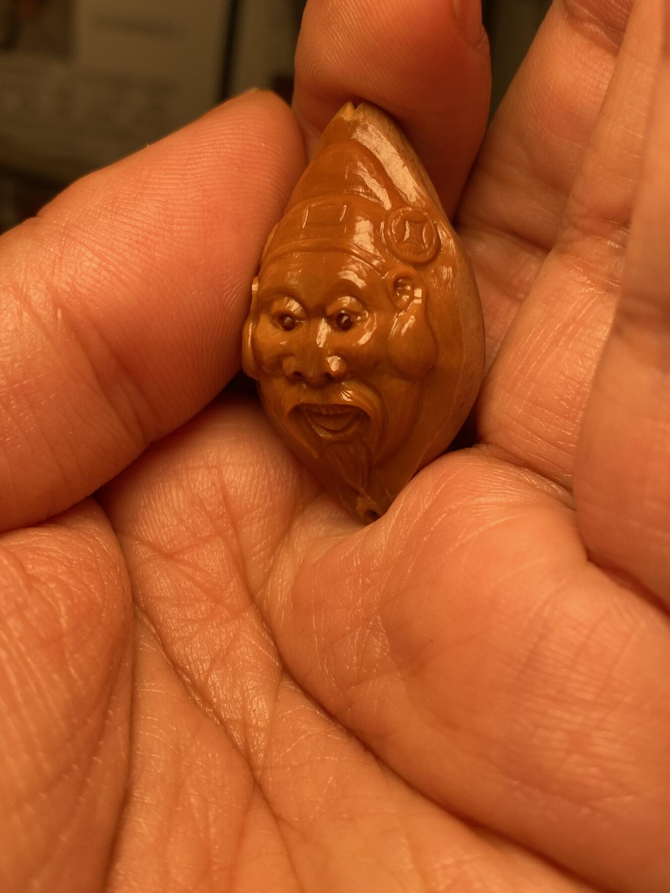 中国非物质文化遗产，苏工核雕 福利苏工核雕，纯手工雕刻，老苏工老财，个性十足，等待有缘人，市场无同款，尺寸2。28x3.68喜欢的来