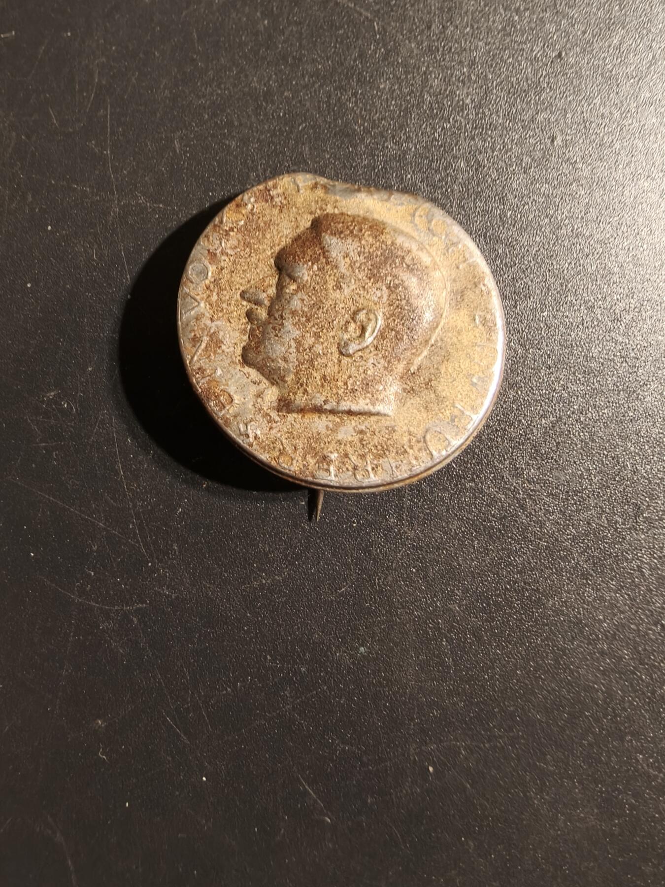 老王徽章第167期 德三小胡子（一个民族，一个帝国，一个元首）口号证章