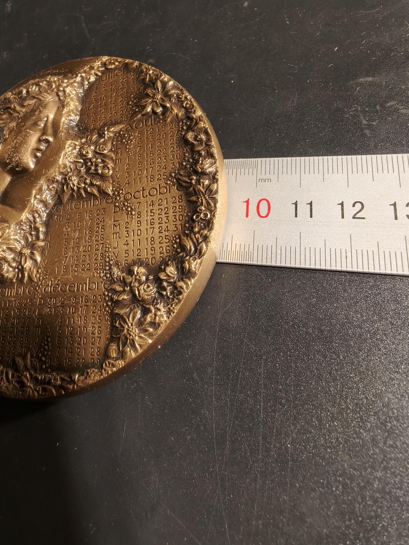 老王徽章第167期 法国2001年年历大铜章     高浮雕     直径93mm.    重量677.4g