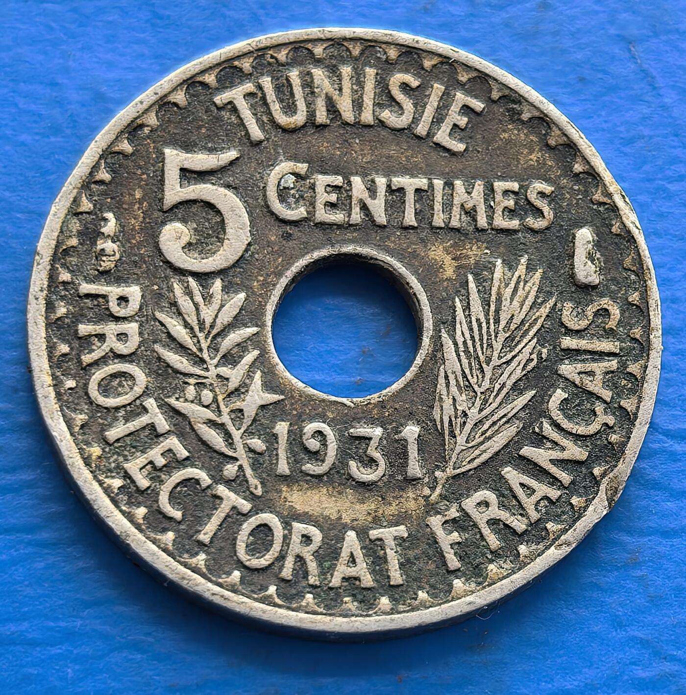 外国优质老铜币银币，周六九点倒数截拍，满百包邮，可寄存半年，喜欢朋友微信扫描二维码可直接参拍 突尼斯1931年5分中孔币
