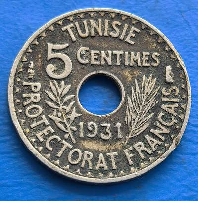 外国优质老铜币银币，周六九点倒数截拍，满百包邮，可寄存半年，喜欢朋友微信扫描二维码可直接参拍 - 突尼斯1931年5分中孔币