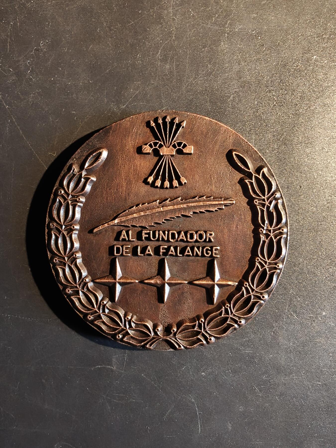 老王徽章第167期 西班牙长枪党创始人何塞·安东尼奥·普里莫·德里维拉大铜章      直径75mm.     重量216.5g