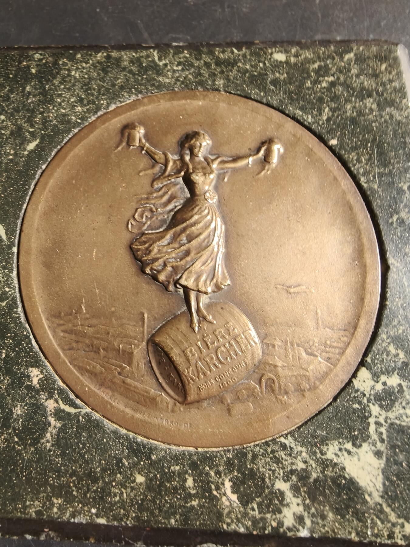 老王徽章第167期 法国啤酒竞赛大铜章    镶嵌在大理石底座    直径95mm.   重量515.7g