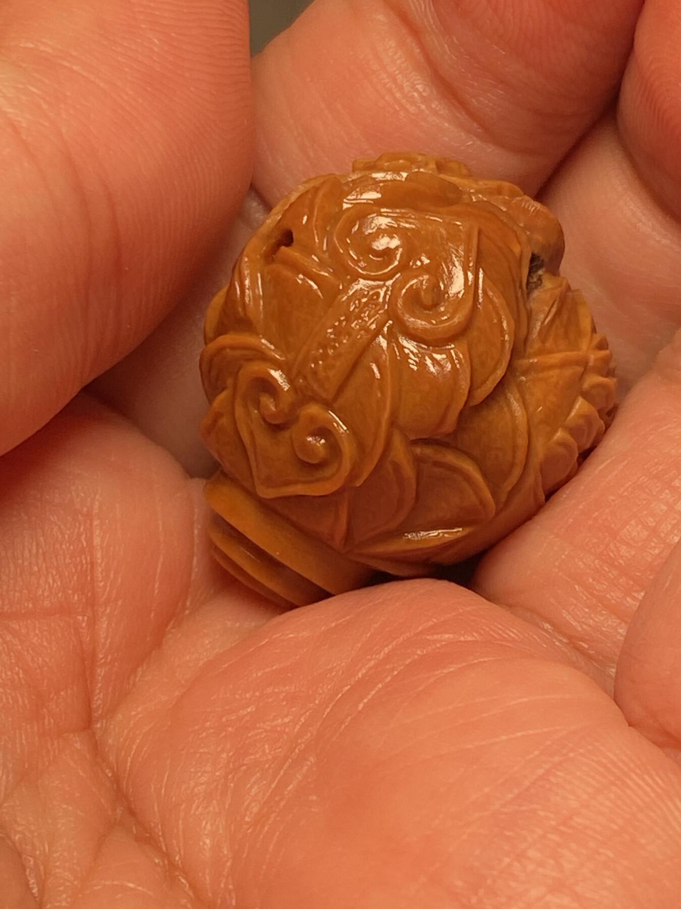 中国非物质文化遗产，苏工核雕 福利苏工核雕，纯手工雕刻，老苏工舟山村第一大金蟾三通，个性十足，等待有缘人，市场无同款，尺寸2。7x2.85喜欢的来