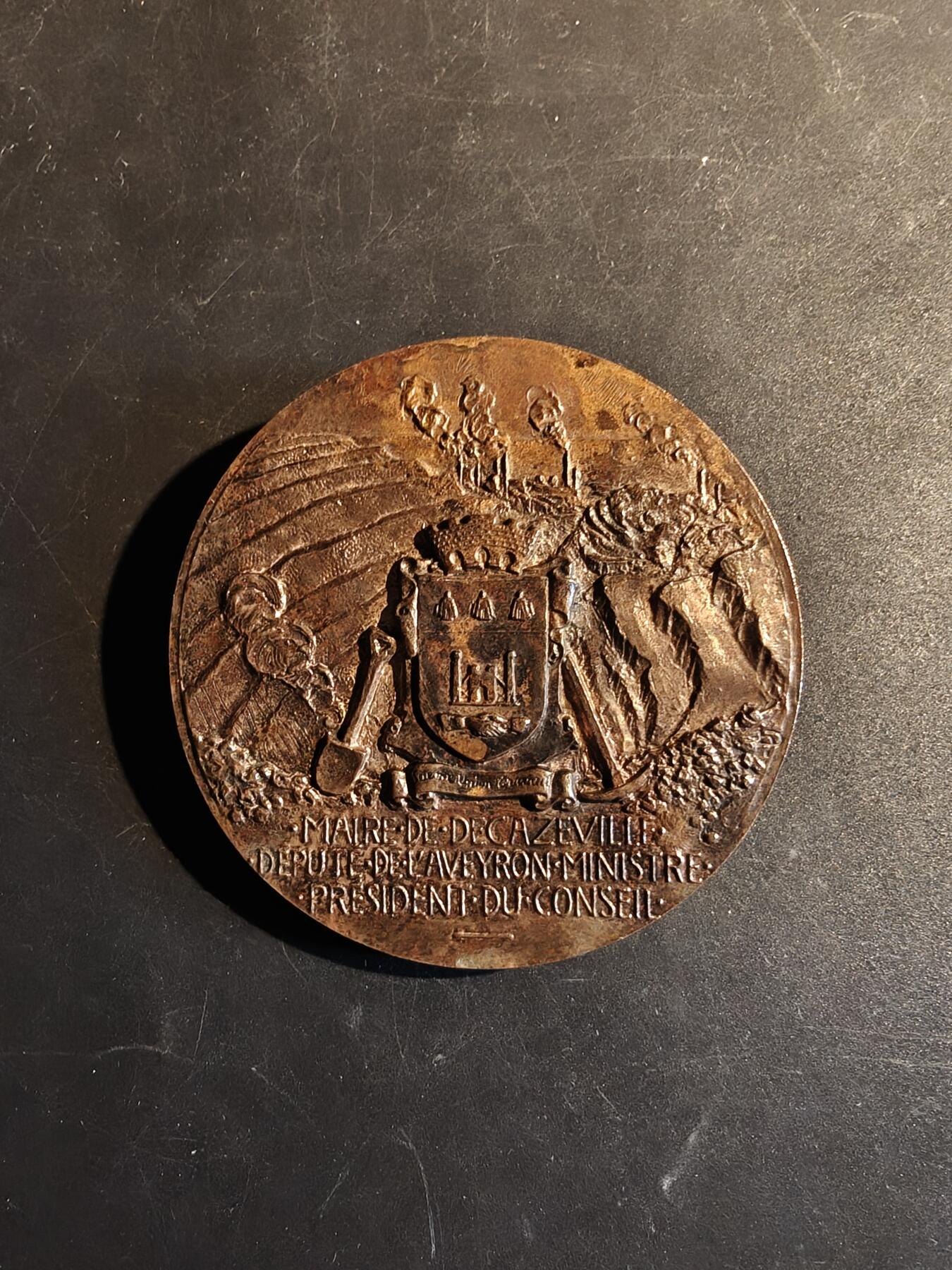 老王徽章第167期 法国德卡泽维尔市长保罗·拉马迪耶大铜章     直径66mm.    重量167？6g