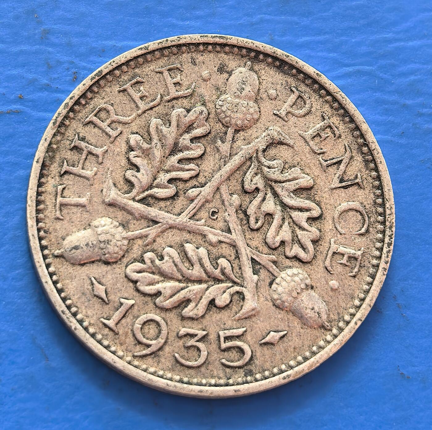 外国优质老铜币银币，周六九点倒数截拍，满百包邮，可寄存半年，喜欢朋友微信扫描二维码可直接参拍 英国1935年3便士银币