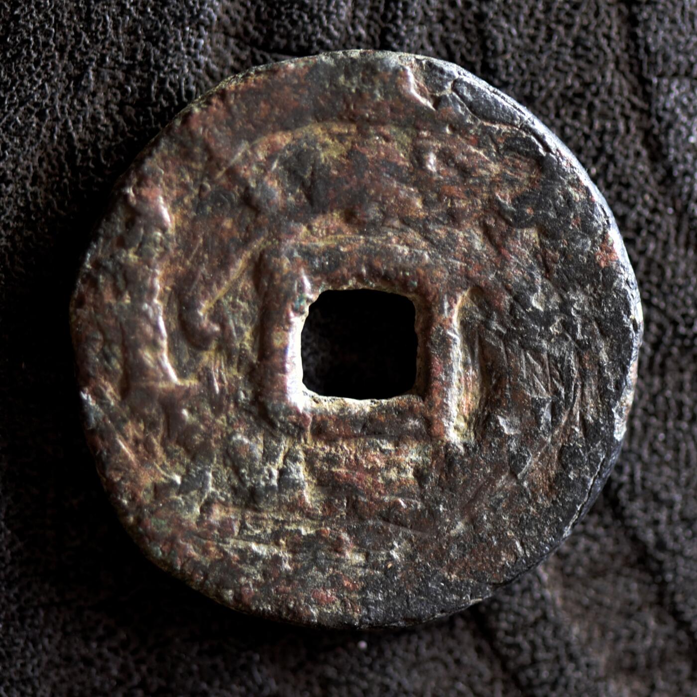 【良泉】【2025年最后一场】12月18日晚19.30点开拍！188组【直播场】西方古代钱币、丝路杂项、印章！ 【厚重】公元716-738年【丝绸之路】粟特，突骑施铜币超大样，苏禄可汗所铸（相当于唐玄宗李隆基开元年间早期）5.47克