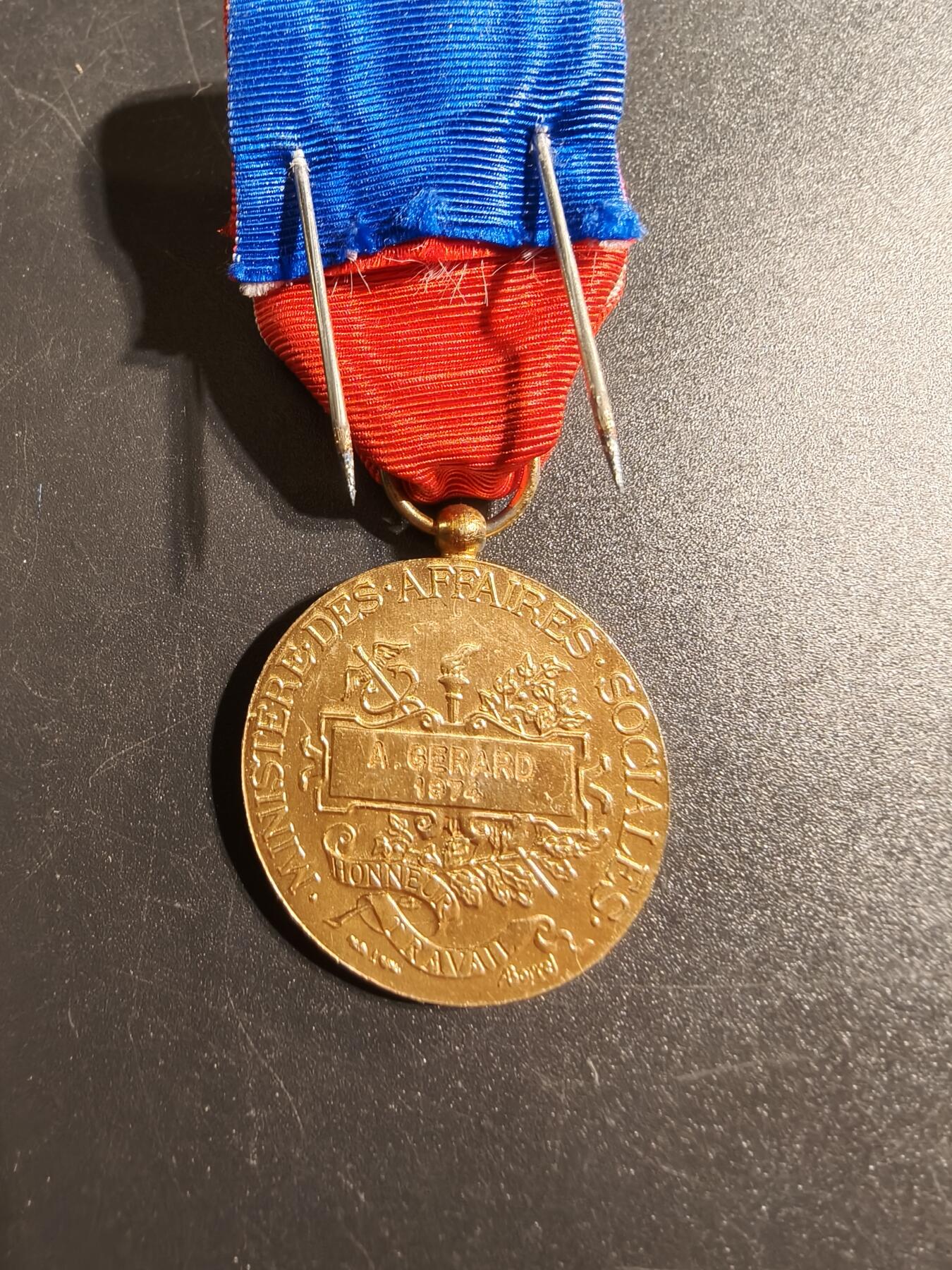 老王徽章第167期 法国金级劳工奖章    950银镀金   13.8g