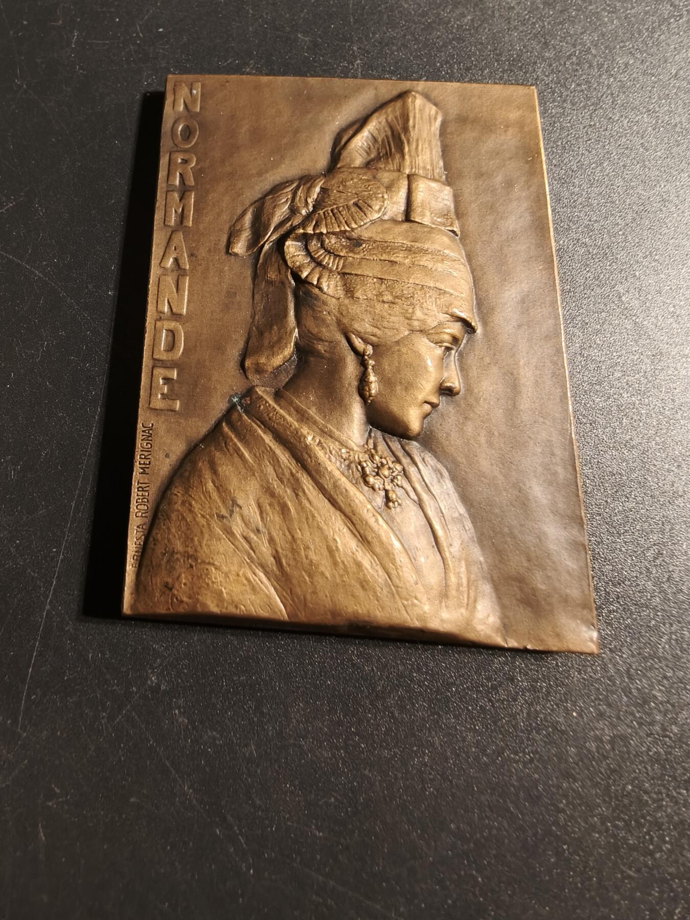 老王徽章第167期 法国诺曼底传统女性方形大铜章     高浮雕     尺寸63×44mm.    重量106.7g