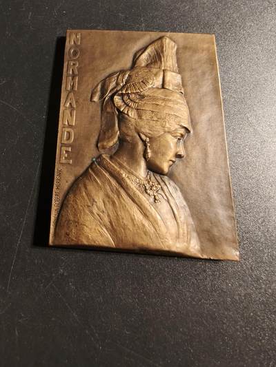 老王徽章第167期 - 法国诺曼底传统女性方形大铜章     高浮雕     尺寸63×44mm.    重量106.7g