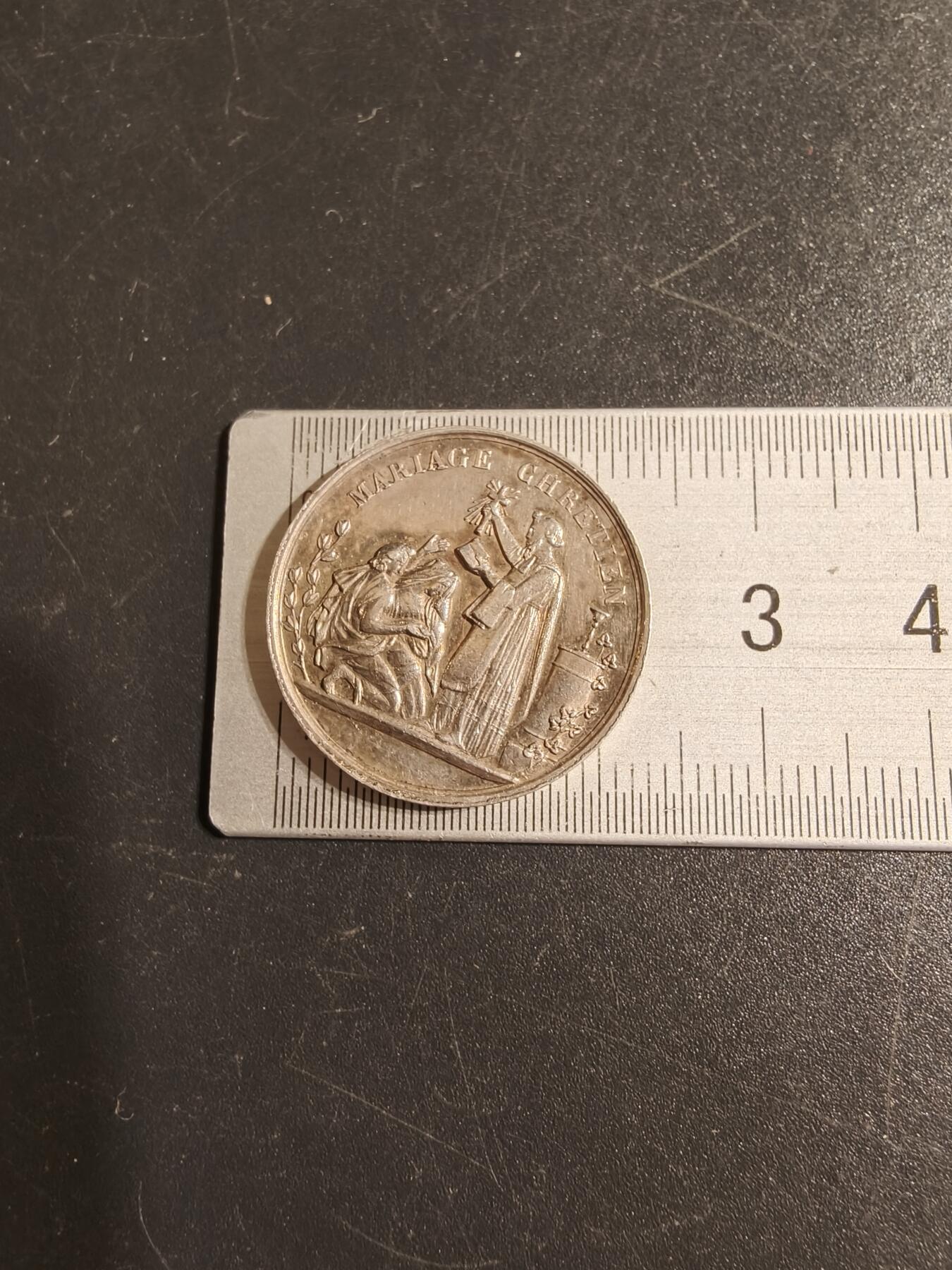 老王徽章第167期 法国银婚章    950银蜜蜂边铭    直径23mm.   重量5g