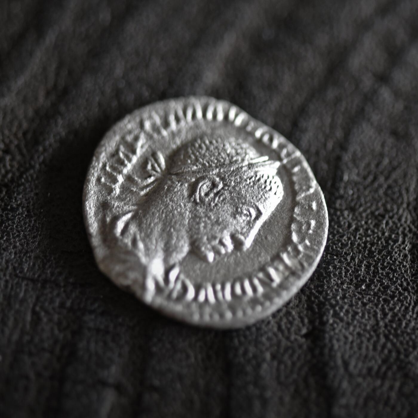 【良泉】【2025年最后一场】12月18日晚19.30点开拍！188组【直播场】西方古代钱币、丝路杂项、印章！ 【发丝清晰】公元226年【古罗马】青年头像版（16岁）塞维鲁·亚历山大，背塞维鲁·亚历山大在祭坛上献祭，第纳尔银币，2.25克