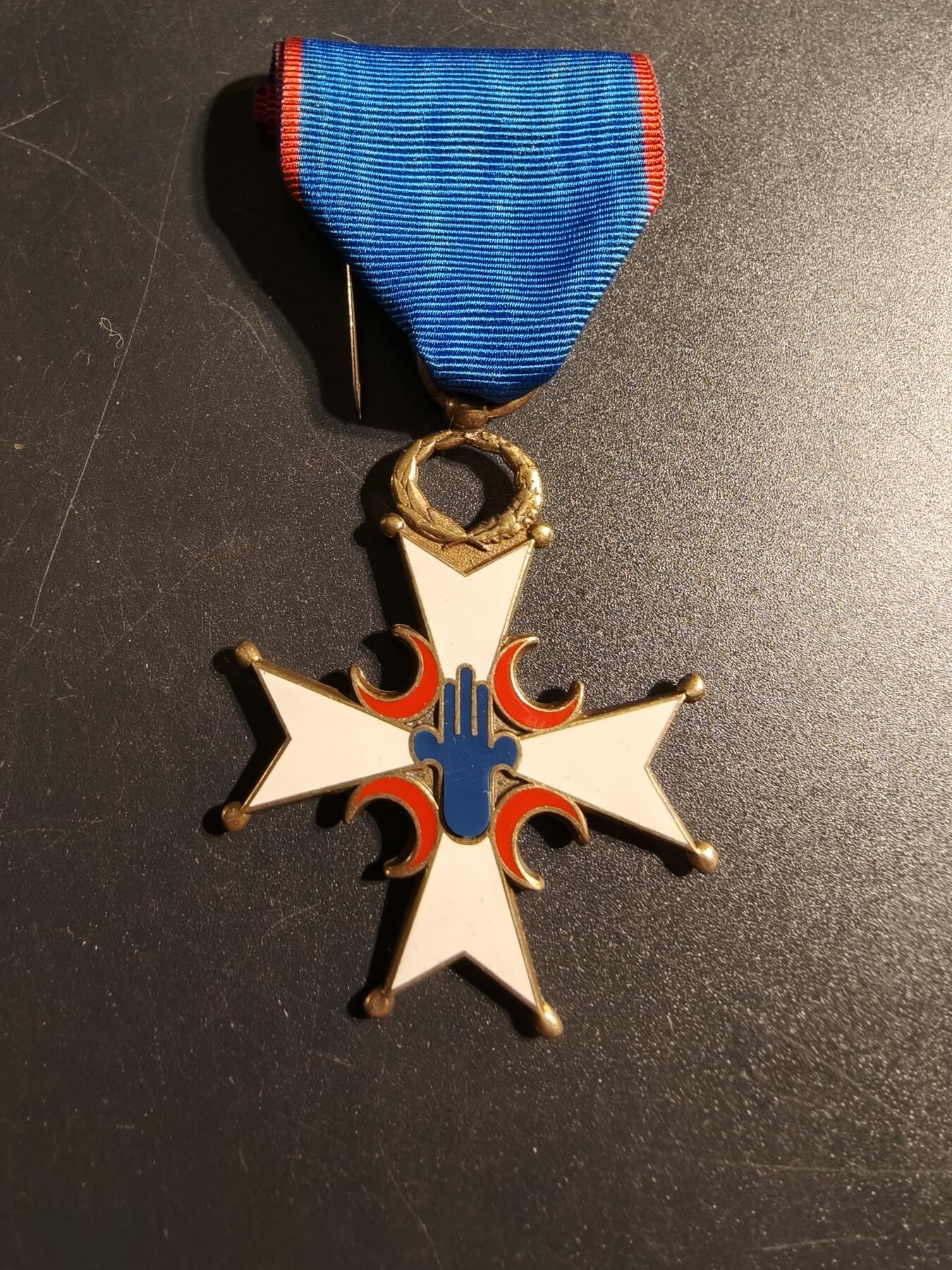 老王徽章第167期 法国杰贝尔十字勋章      这枚勋章旨在表彰在北非法属突尼斯、阿尔及利亚和摩洛哥战役中服役的法国陆军人员。