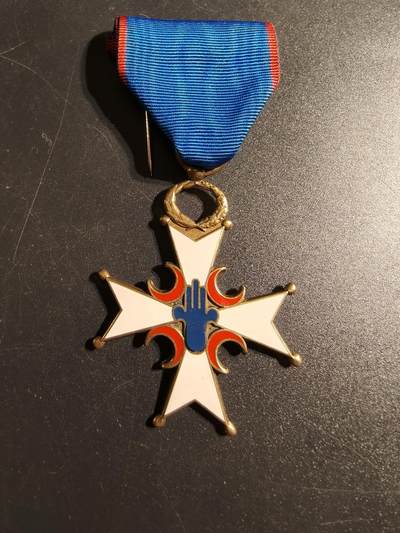 老王徽章第167期 - 法国杰贝尔十字勋章      这枚勋章旨在表彰在北非法属突尼斯、阿尔及利亚和摩洛哥战役中服役的法国陆军人员。