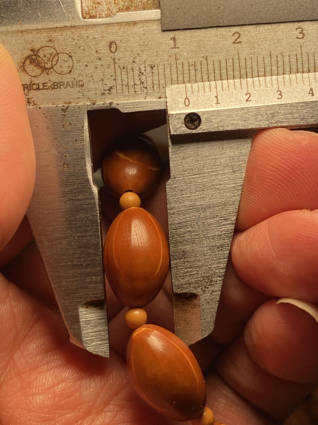 中国非物质文化遗产，苏工核雕 福利苏工核雕，小铁核小椭圆手串，等待有缘人，市场少见尺寸1。1x1.7左右喜欢的来