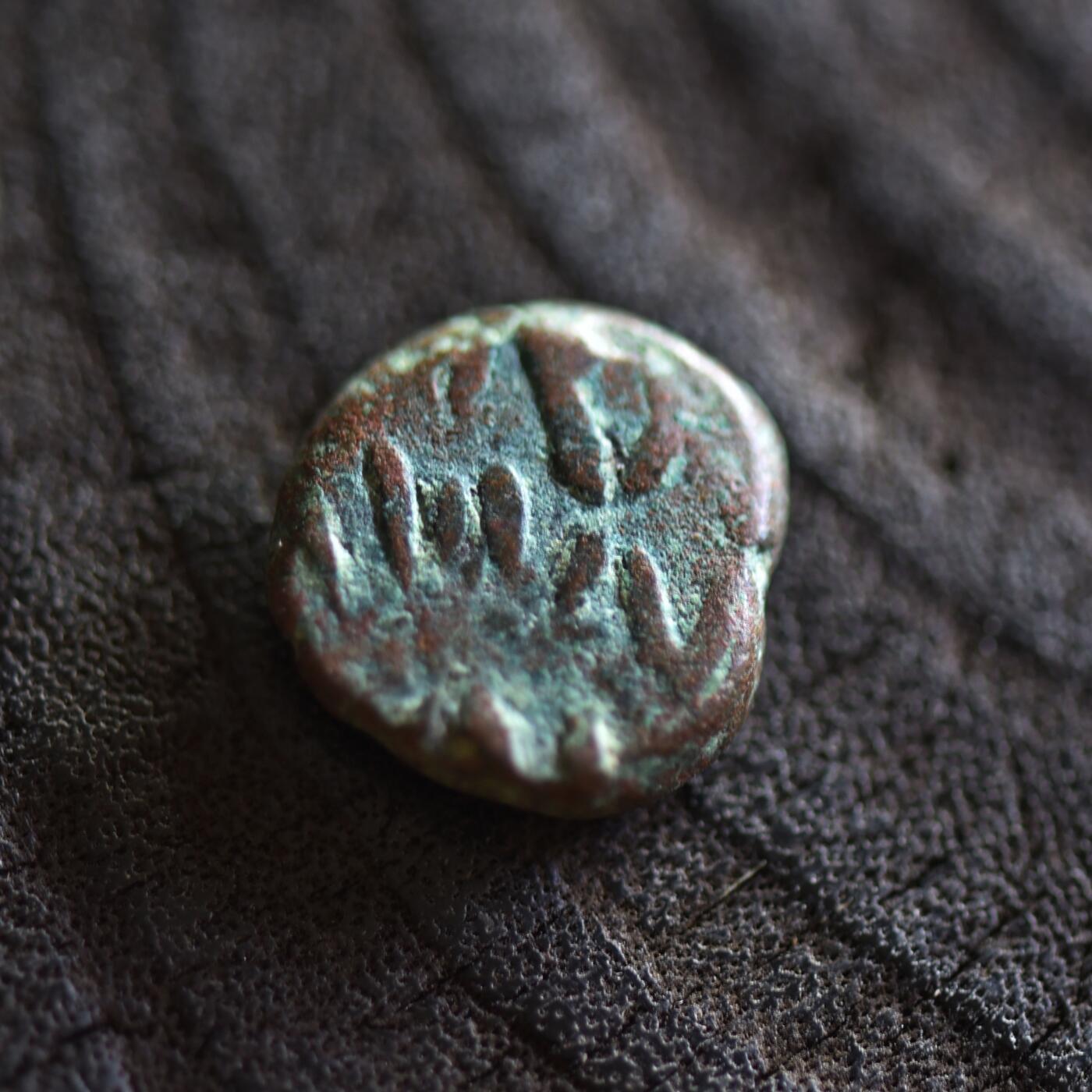 【良泉】【2025年最后一场】12月18日晚19.30点开拍！188组【直播场】西方古代钱币、丝路杂项、印章！ 【藏家出品A】公元1-2世纪埃兰王国的弗拉特斯打制，背面带有特殊符号。一德拉克马铜币，3.22克