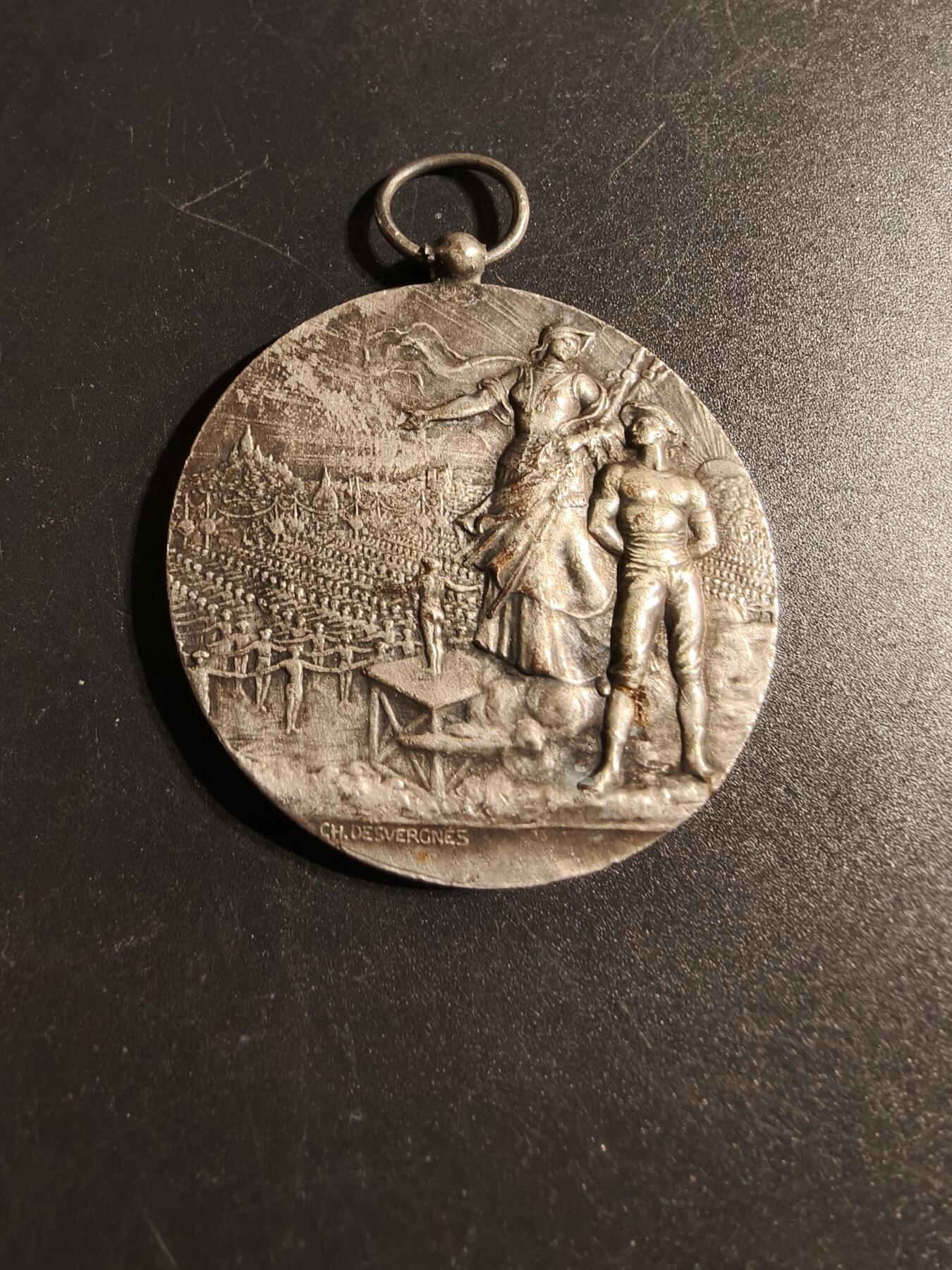 老王徽章第167期 法国体育协会镀银铜奖章     直径44mm.    重量43.3g