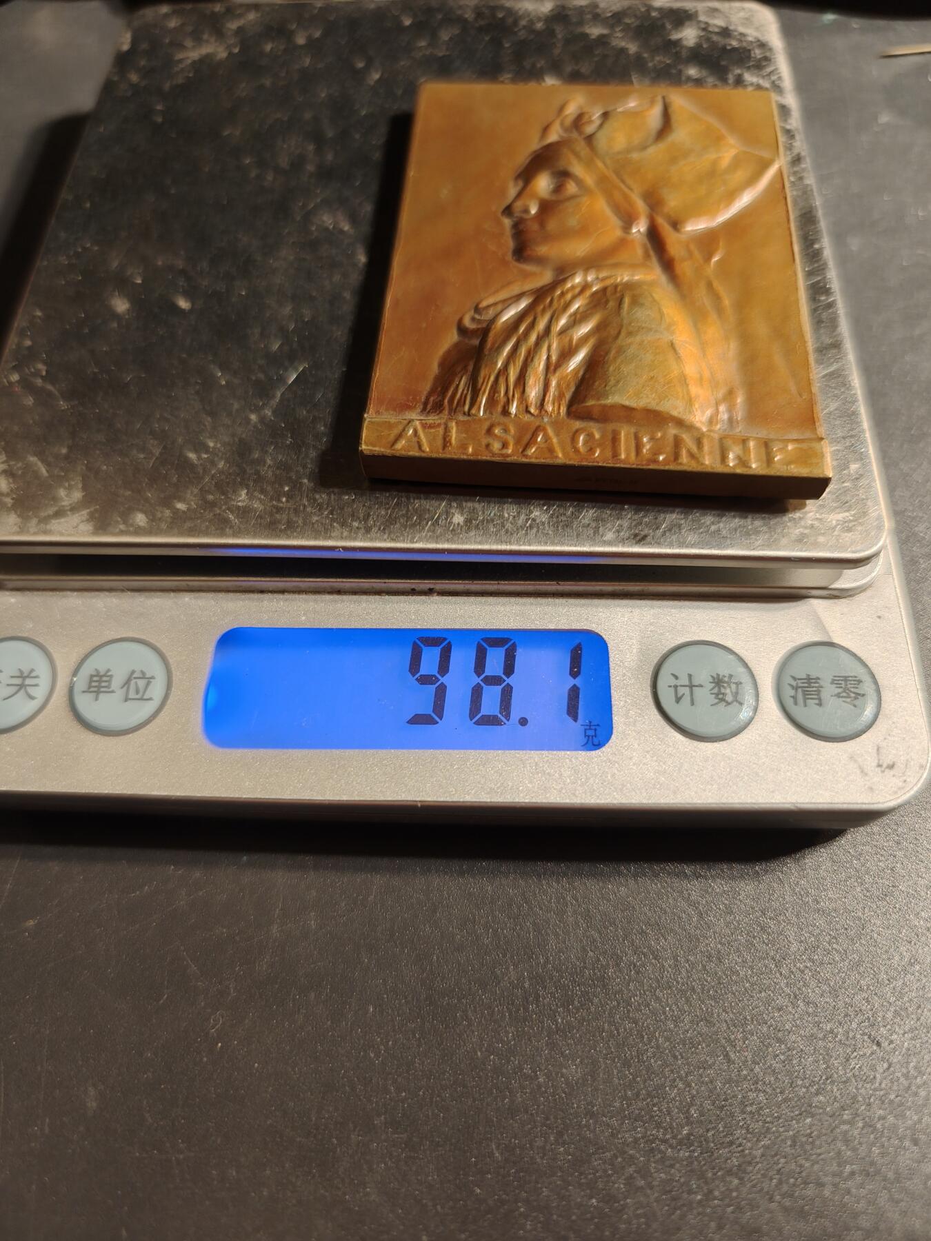 老王徽章第167期 法国阿尔萨斯传统女性方形纪念章     高浮雕     尺寸63×45mm.    重量98.1g