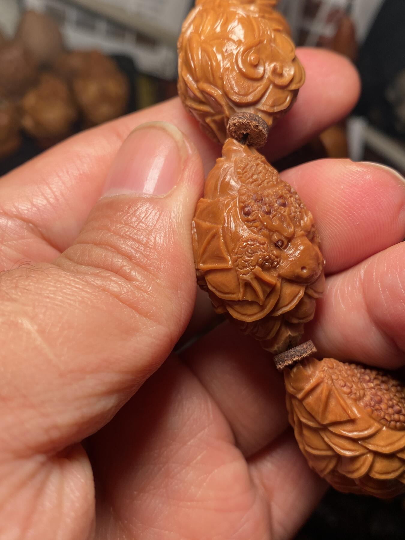 中国非物质文化遗产，苏工核雕 福利苏工核雕，纯手工雕刻，老苏工全刀工深雕，招财进宝，7星金蟾，个性十足，等待有缘人，市场无同款，尺寸2。15x3.5喜欢的来