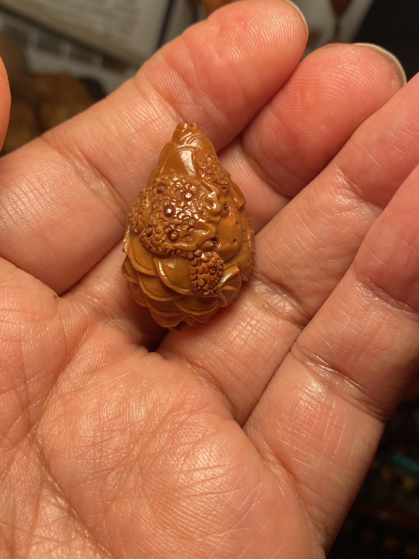 中国非物质文化遗产，苏工核雕 福利苏工核雕，纯手工雕刻，老苏工好运连连，招财进宝，金蟾，个性十足，等待有缘人，市场无同款，尺寸2。15x3.3喜欢的来