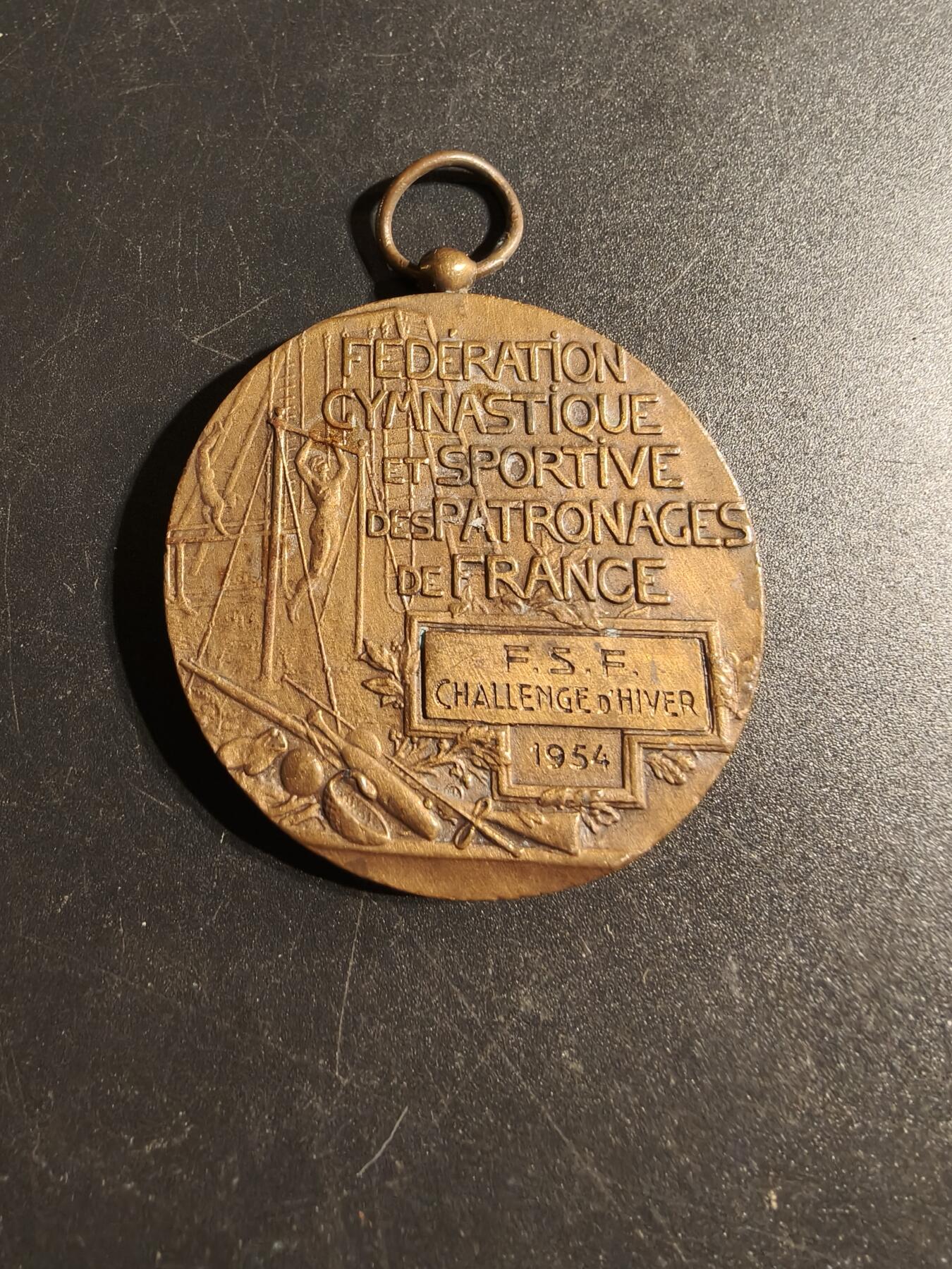 老王徽章第167期 法国体育协会铜奖章     直径44mm.   重量43.4g