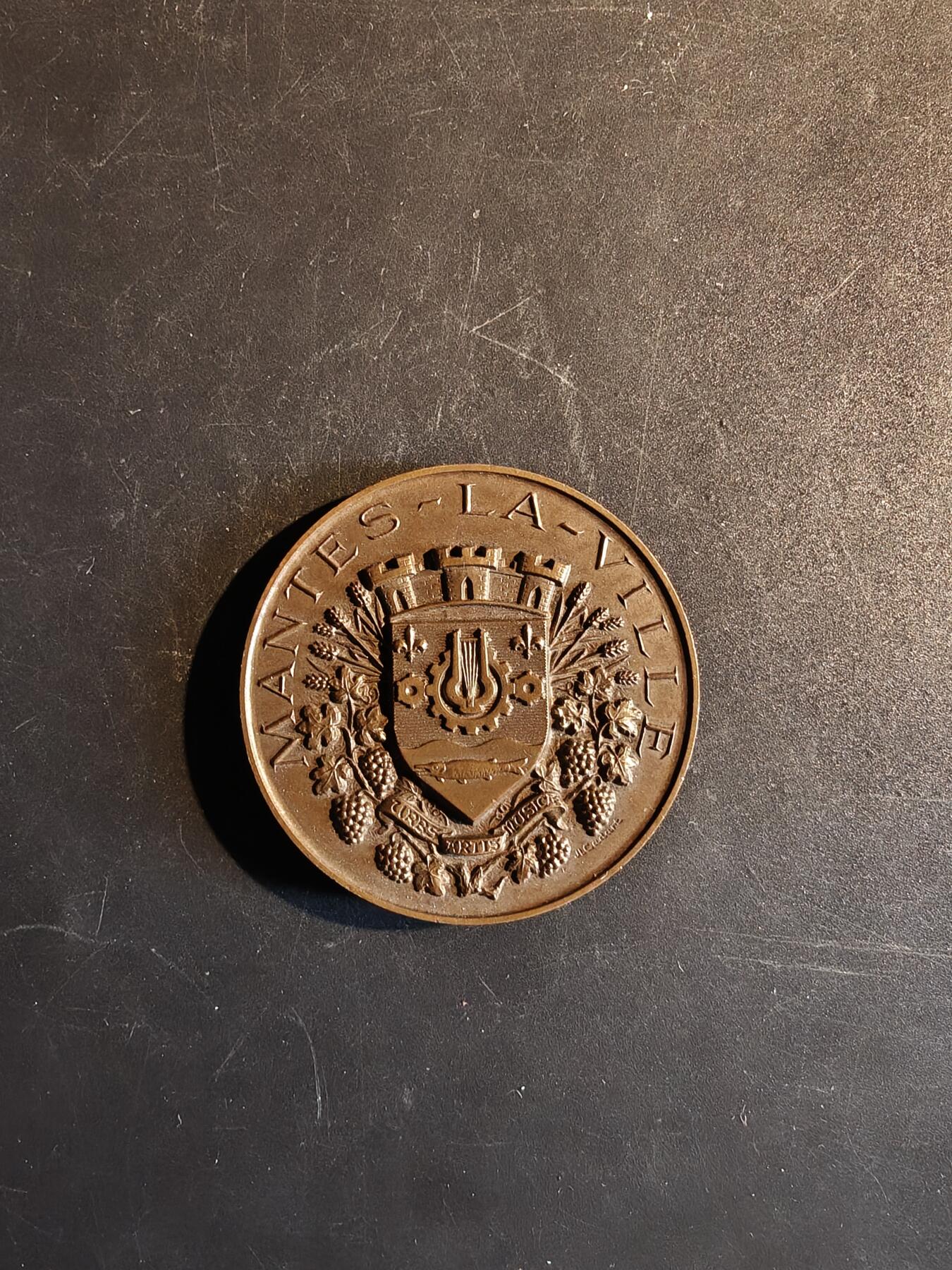 老王徽章第167期 法国芒特拉维尔市音乐协会大铜章     直径90mm.    重量72.4g