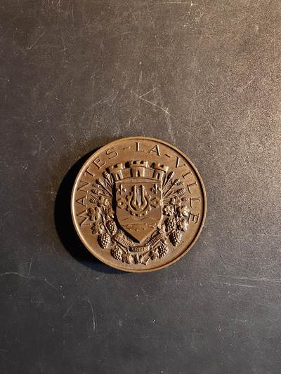 老王徽章第167期 - 法国芒特拉维尔市音乐协会大铜章     直径90mm.    重量72.4g