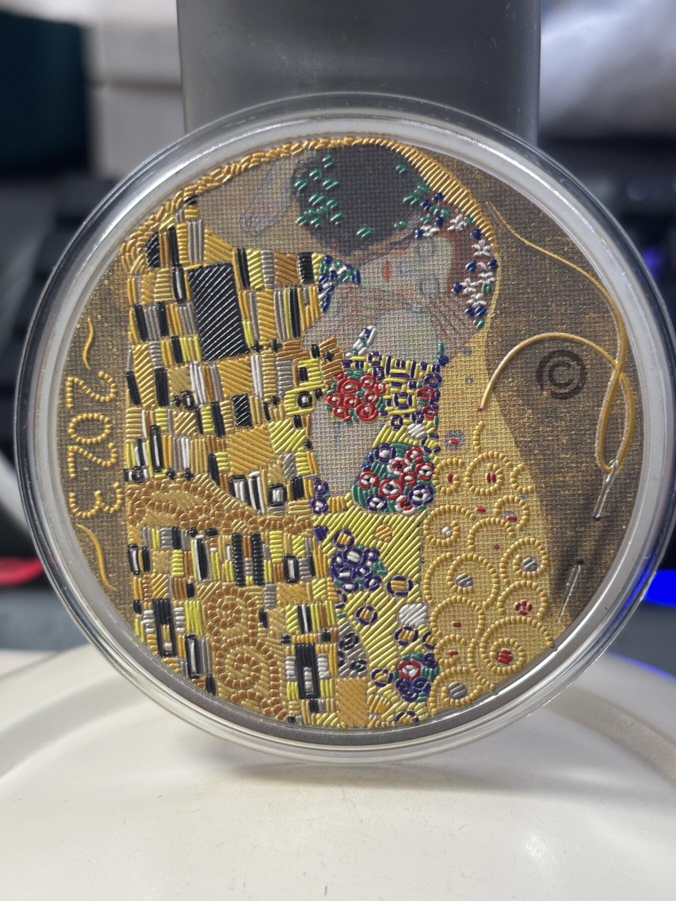 第184期拍卖 帕劳2023年刺绣系列首枚克里姆特吻3盎司纪念彩色银币，999银，发行499枚