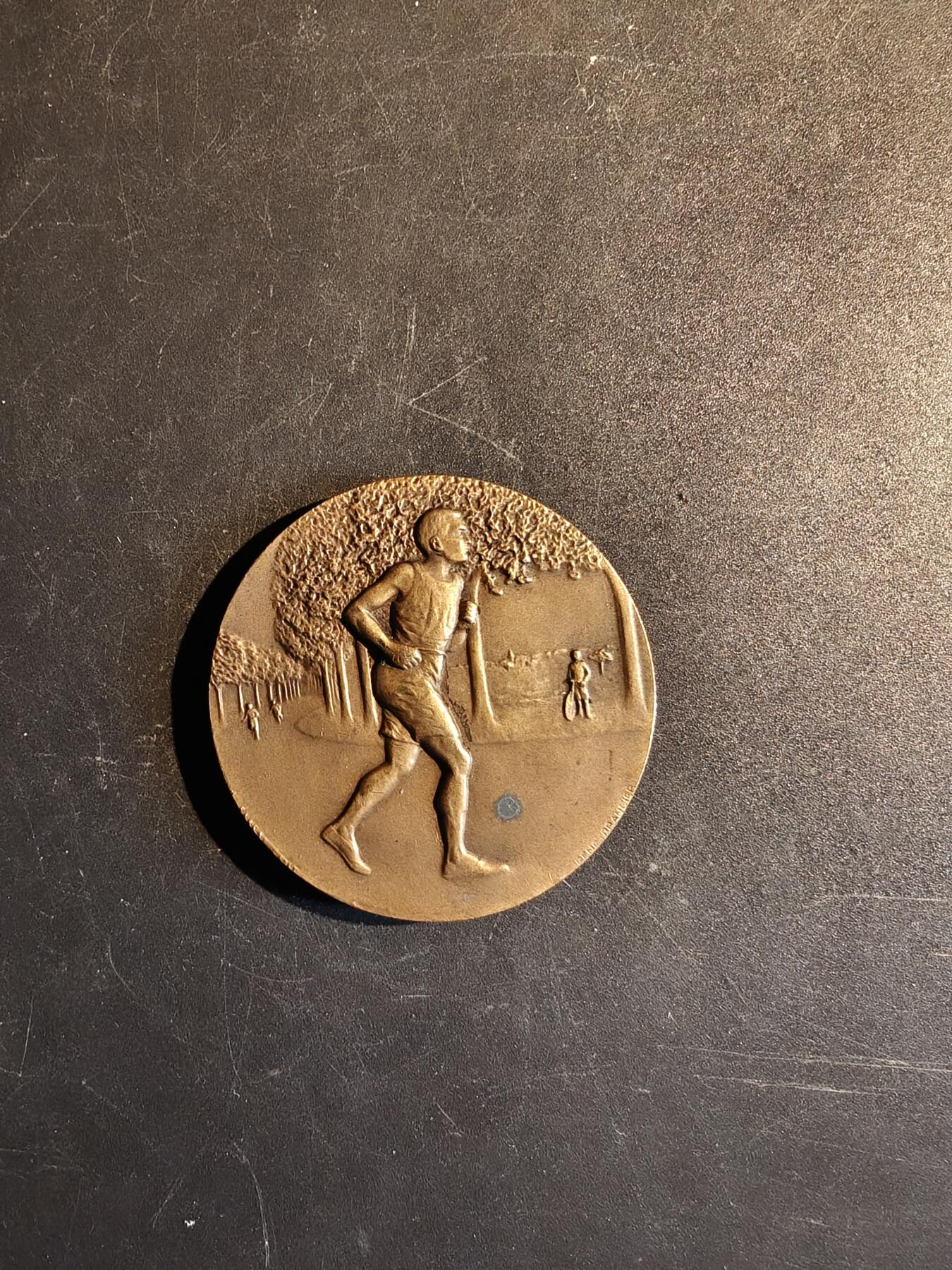 老王徽章第167期 法国“小巴黎人报”长跑竞赛大铜章     直径44mm.    重量46.9g